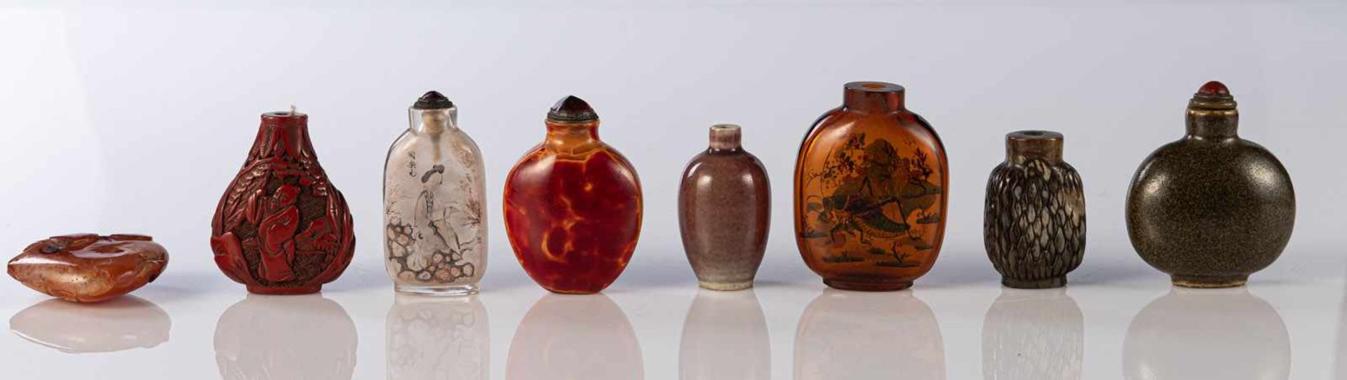 Sieben Snuffbottles, u.a. Glas, Stein und Porzellan, Pfirischanhänger aus Achat - Bild 3 aus 5