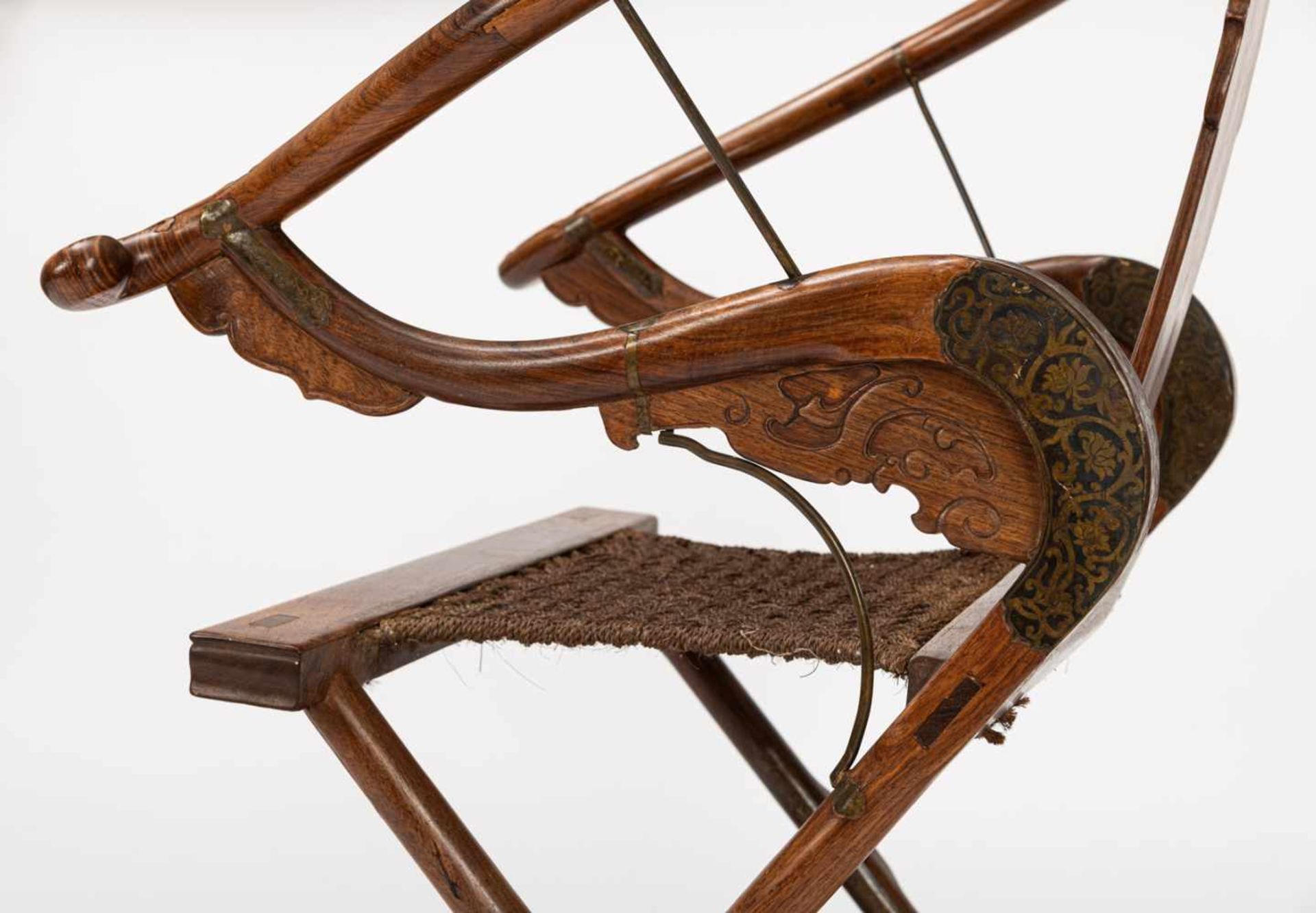 Faltstuhl aus 'Huali' mit geflochtener Sitzfläche und geschnitzten Zargen - Bild 2 aus 9