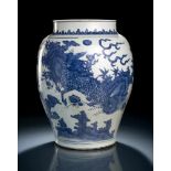 Großer unterglasurblau dekorierter Schultertopf aus Porzellan mit Kirin-/Phönix-Dekor