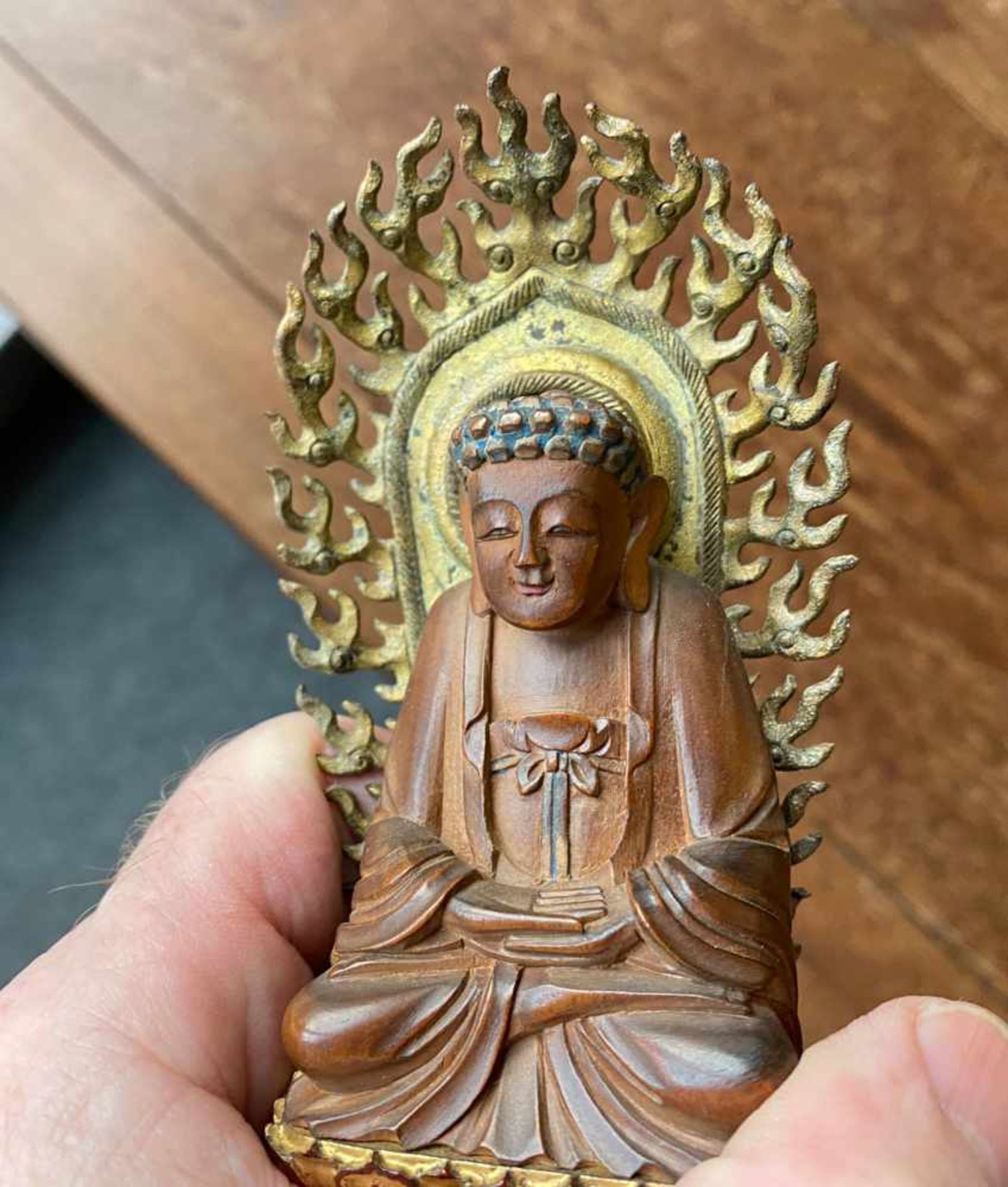 Figur des Buddha Shakyamuni aus Holz mit Mandorla auf einem Lotos sitzend - Bild 5 aus 5