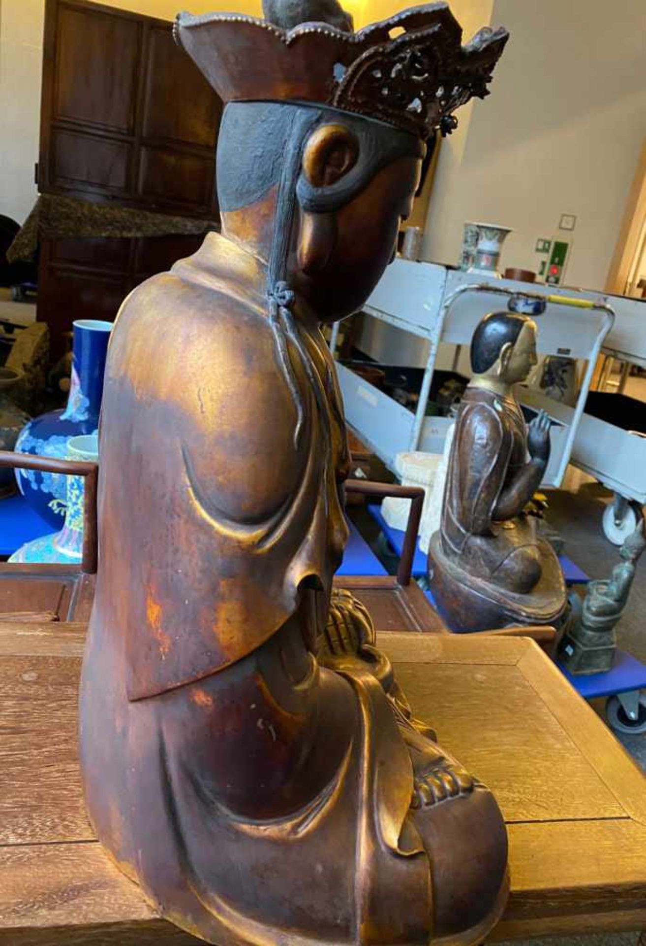 Feine Figur des Guanyin aus Trockenlack mit Krone - Bild 9 aus 12