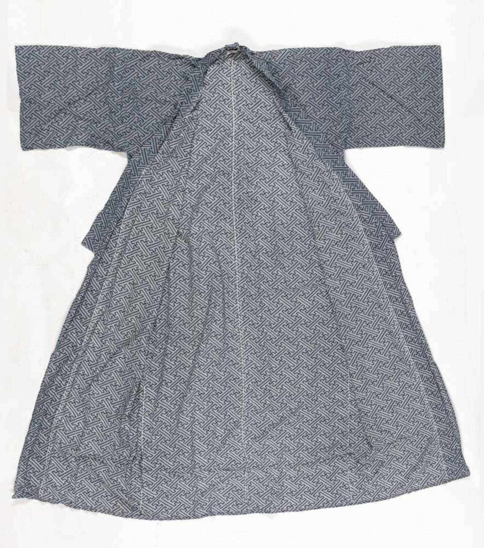 Drei Kimono mit Wappen, Schwerthülle, Hose teils in Seidenbrokat und Seide gearbeitet - Bild 13 aus 16