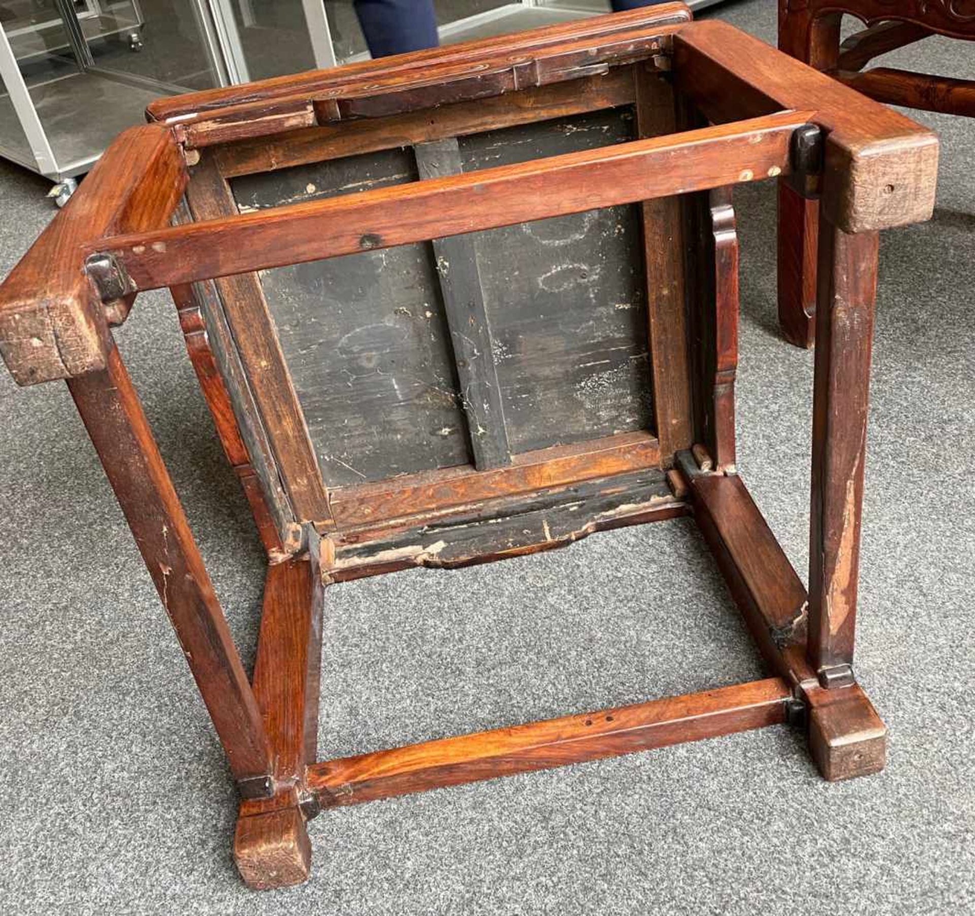 Zwei quadratische Hocker aus 'huanghuali' mit geflochtenen Sitzflächen - Image 7 of 10