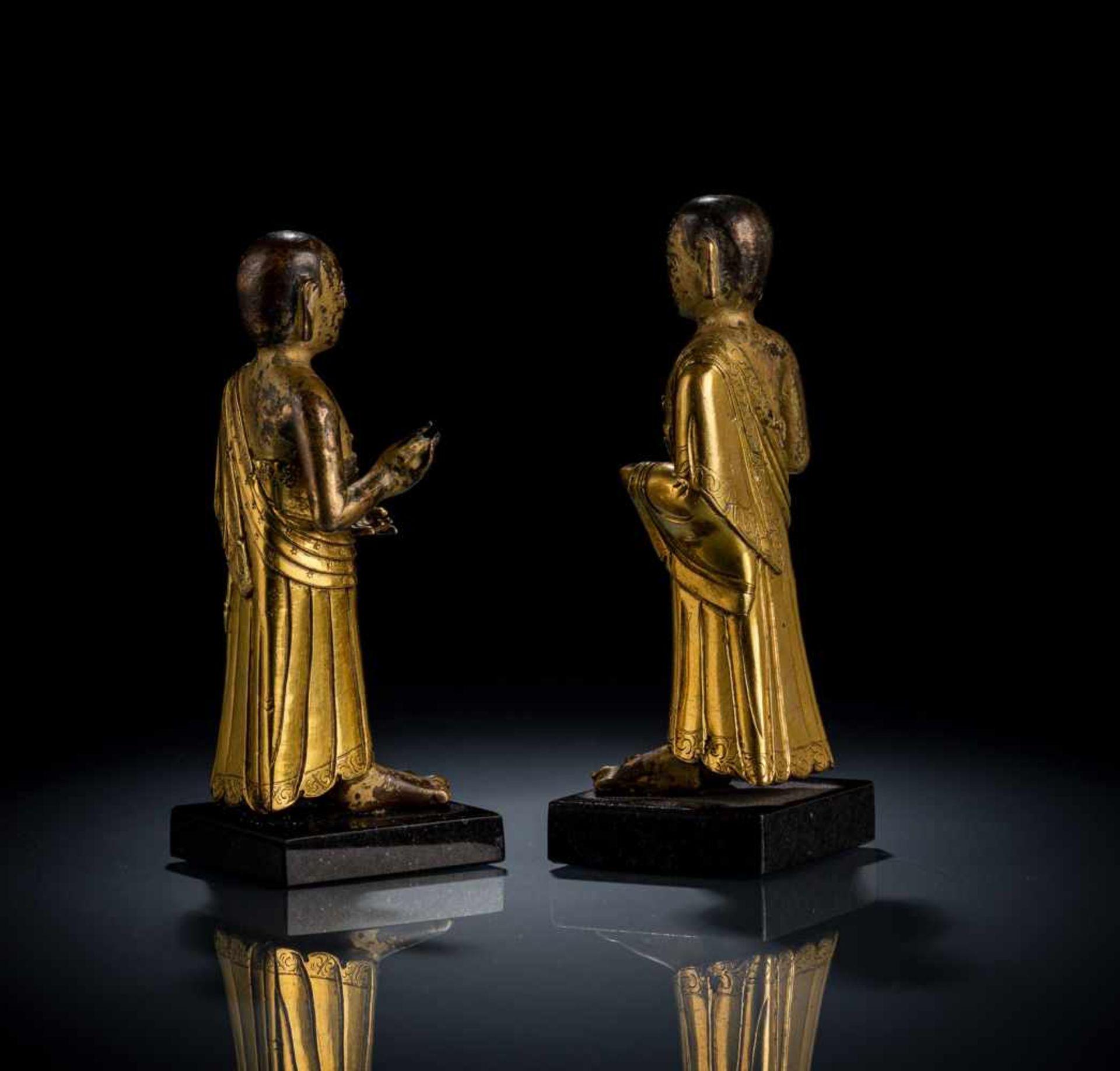 Paar partiell feuervergoldete Bronzen von Ananda und Mahakashyapa auf Sockeln montiert - Bild 2 aus 3