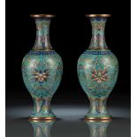 Paar Cloisonné-Vasen mit Lotosdekor, teils feuervergoldet