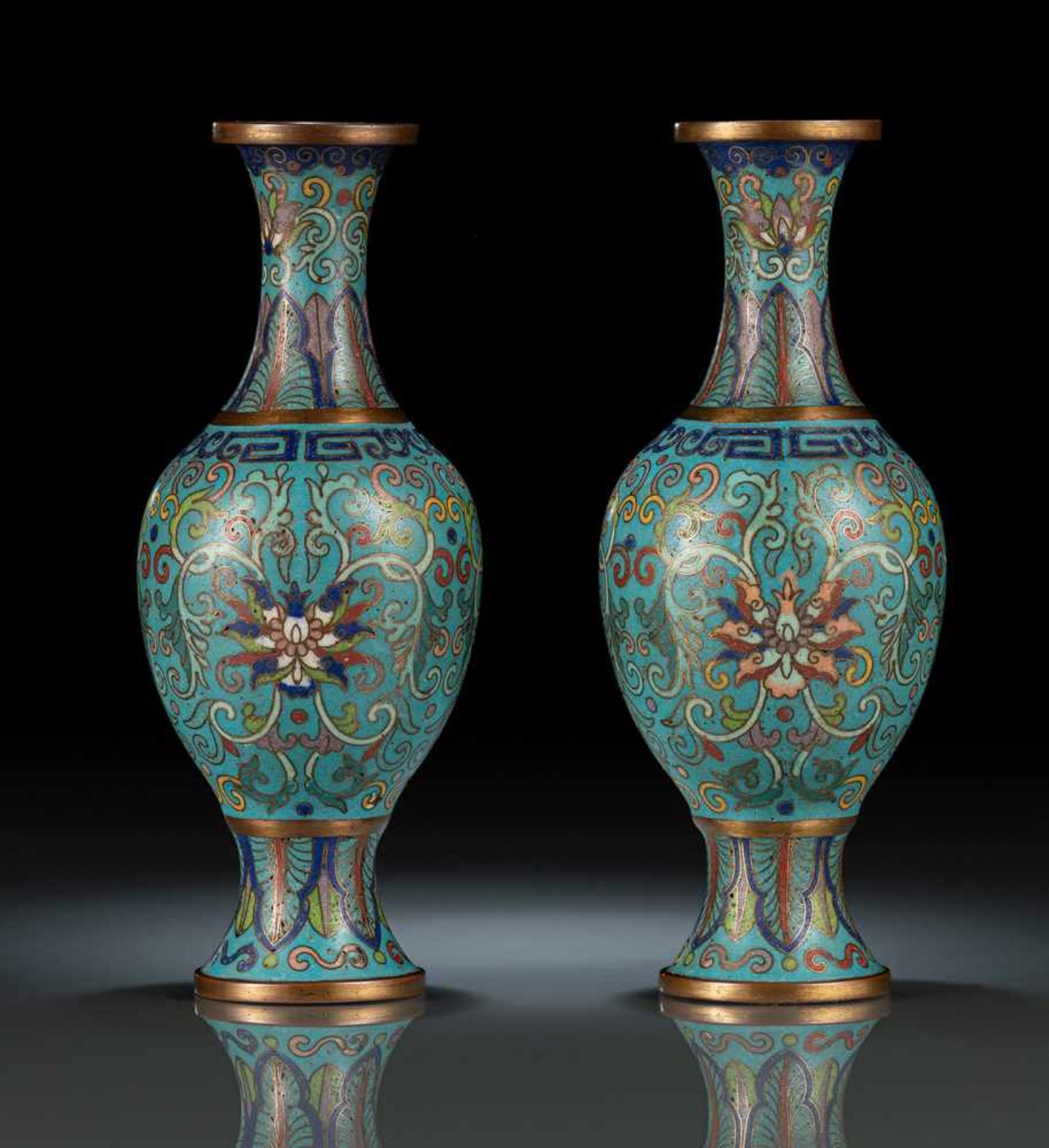 Paar Cloisonné-Vasen mit Lotosdekor, teils feuervergoldet