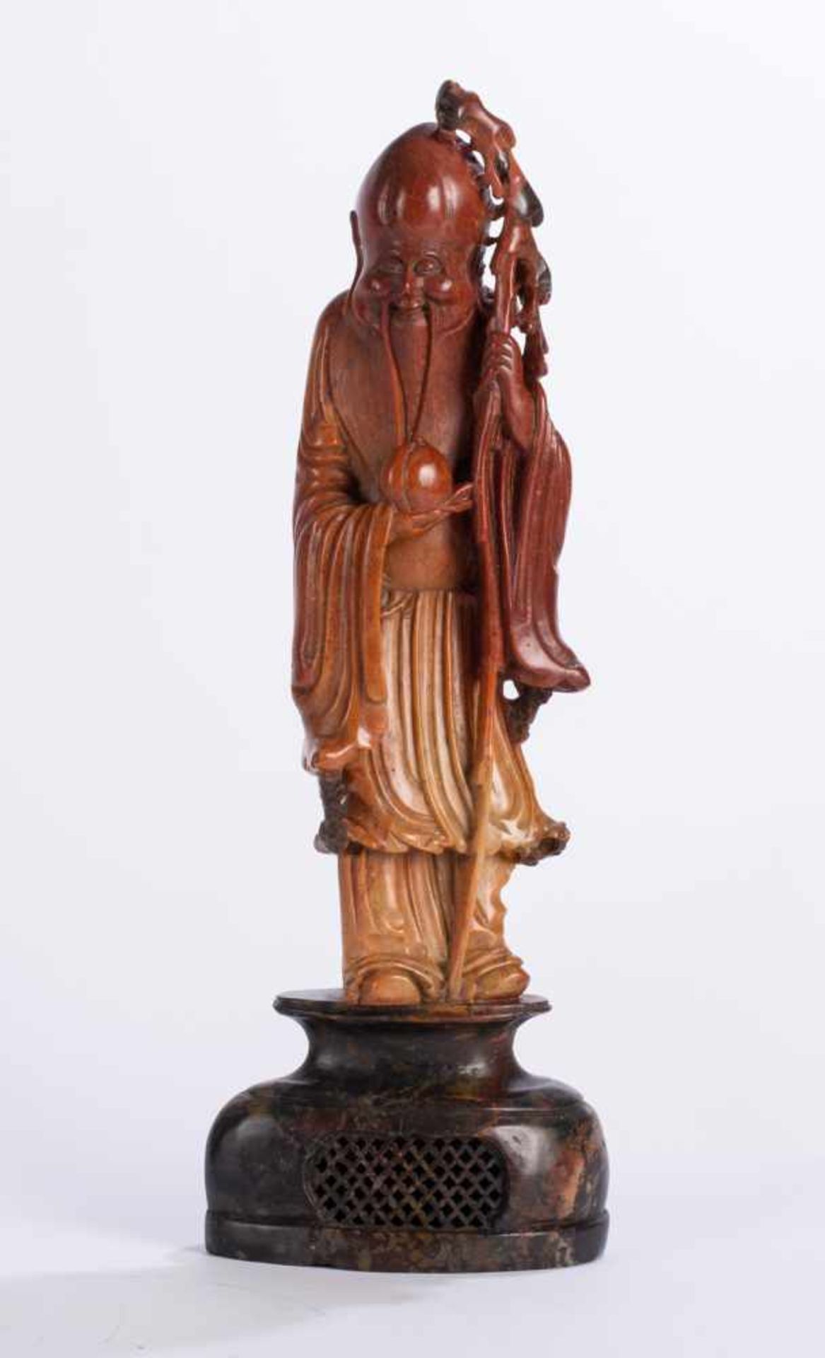 Figur des Shoulao aus orangerötlichem Speckstein auf einem Stand - Bild 2 aus 4