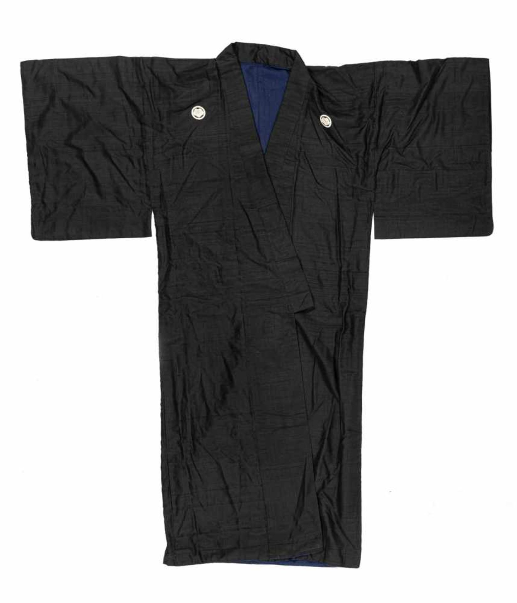 Drei Kimono mit Wappen, Schwerthülle, Hose teils in Seidenbrokat und Seide gearbeitet - Bild 3 aus 16