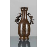 Vase aus Bronze mit feinen Silbereinlagen und Trauben- Weinlaubhenkeln