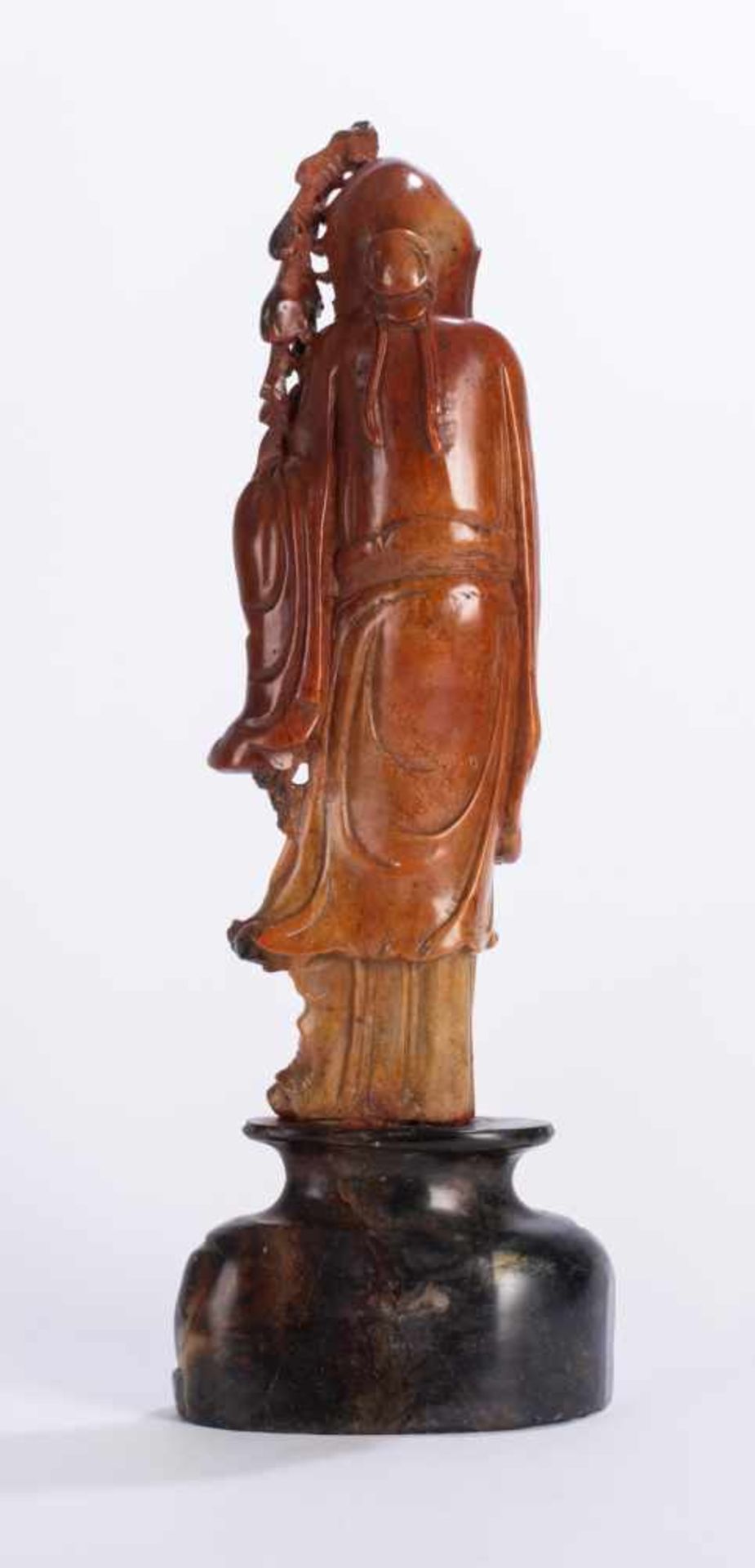 Figur des Shoulao aus orangerötlichem Speckstein auf einem Stand - Bild 3 aus 4