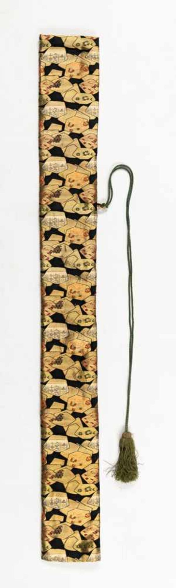 Drei Kimono mit Wappen, Schwerthülle, Hose teils in Seidenbrokat und Seide gearbeitet - Bild 16 aus 16