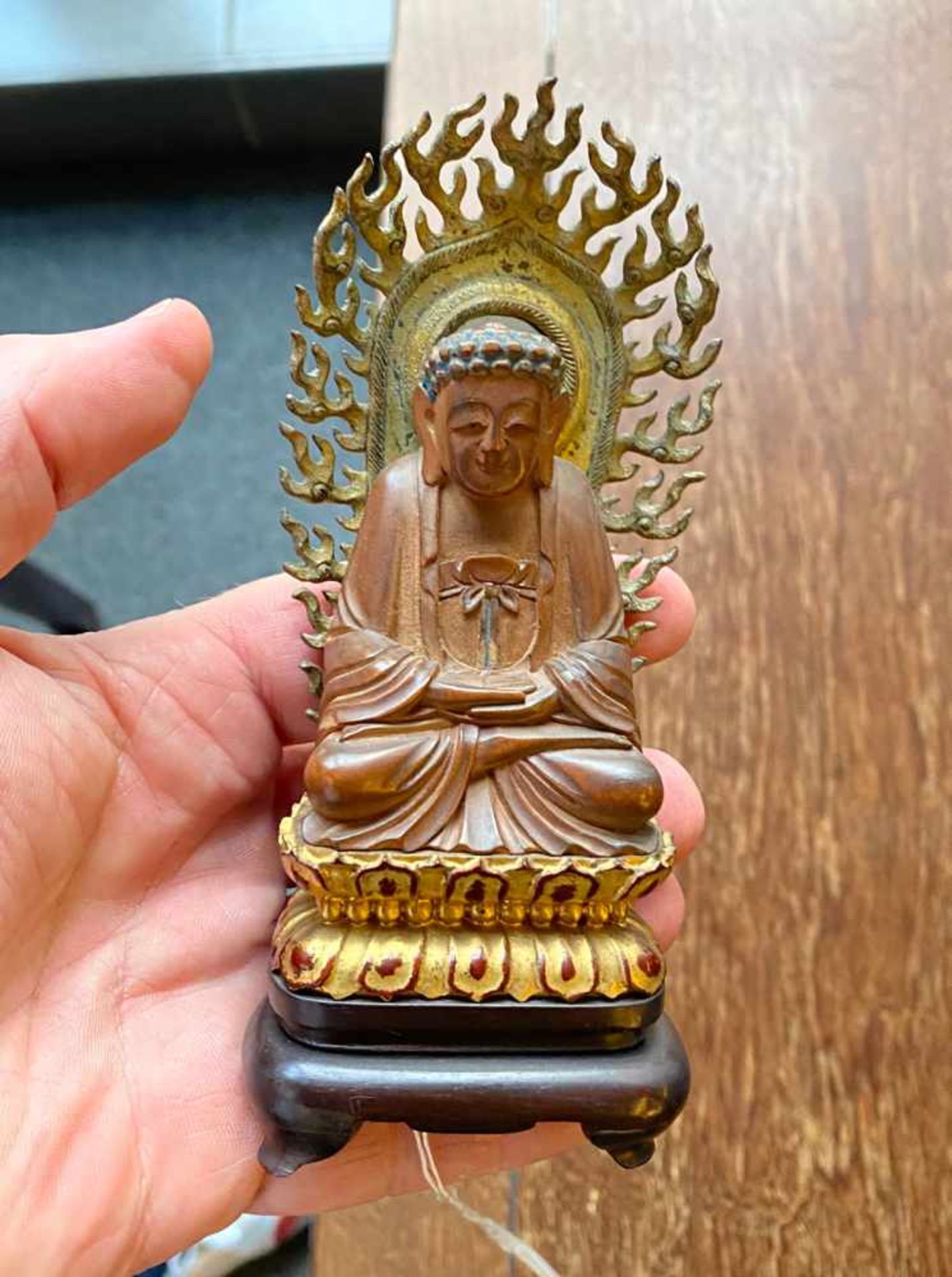 Figur des Buddha Shakyamuni aus Holz mit Mandorla auf einem Lotos sitzend - Bild 2 aus 5