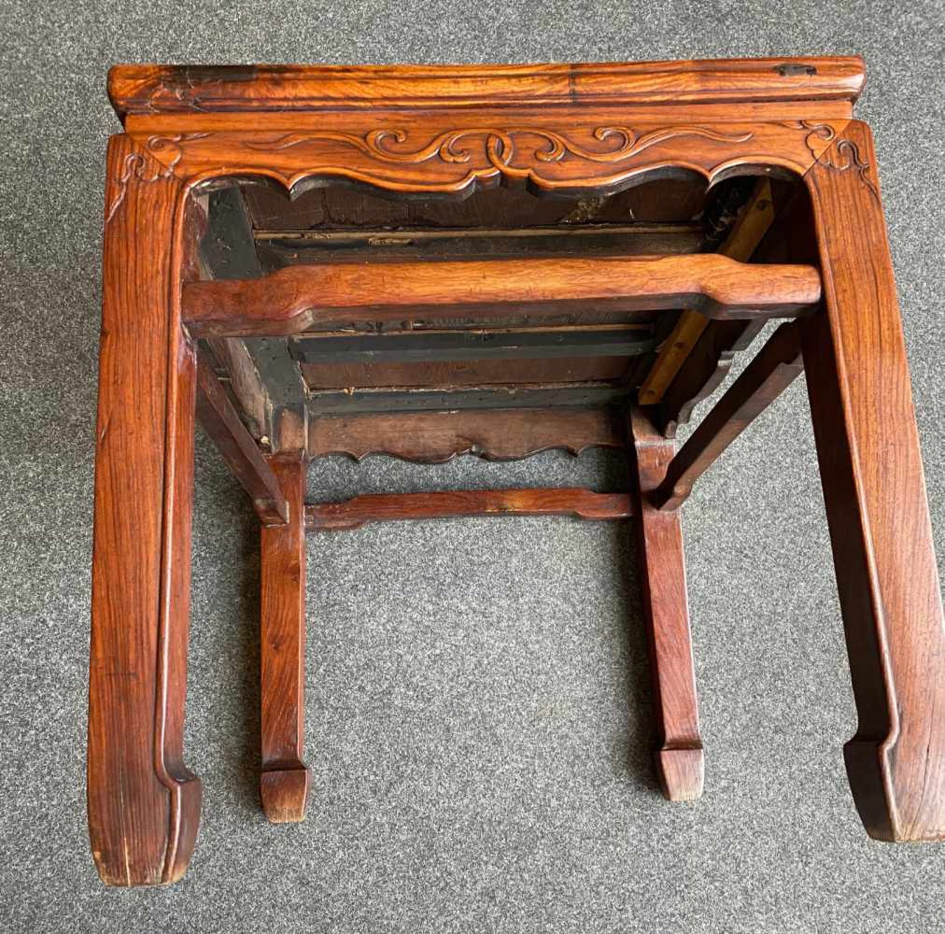 Zwei quadratische Hocker aus 'huanghuali' mit geflochtenen Sitzflächen - Image 10 of 10