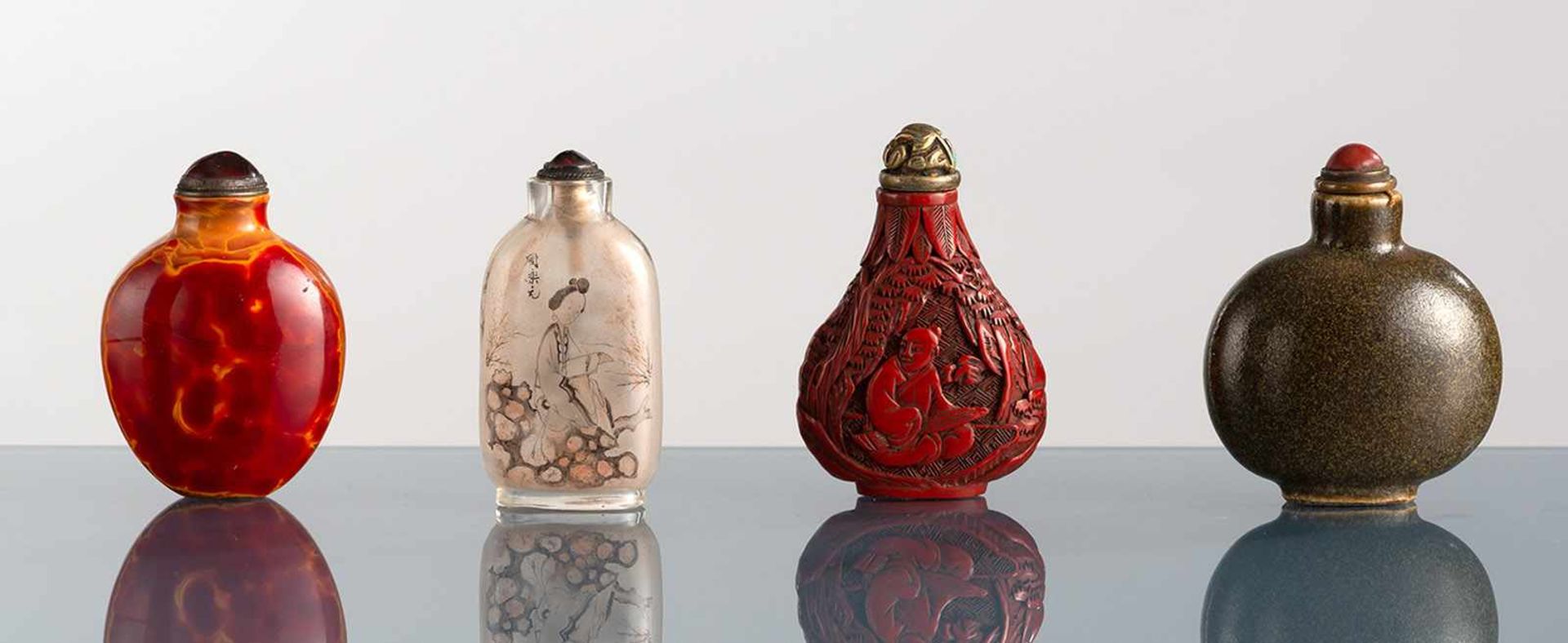 Sieben Snuffbottles, u.a. Glas, Stein und Porzellan, Pfirischanhänger aus Achat