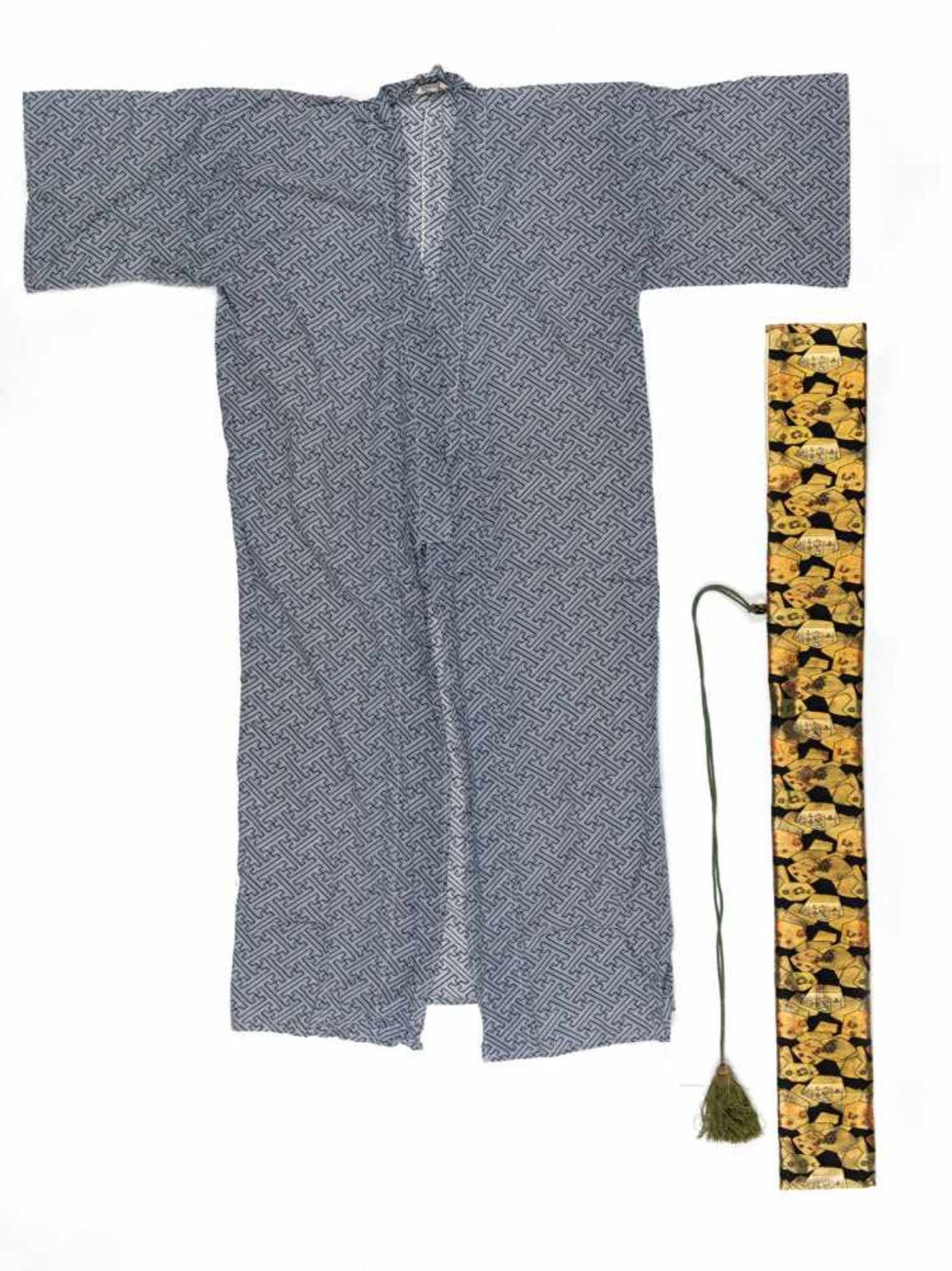 Drei Kimono mit Wappen, Schwerthülle, Hose teils in Seidenbrokat und Seide gearbeitet - Bild 5 aus 16