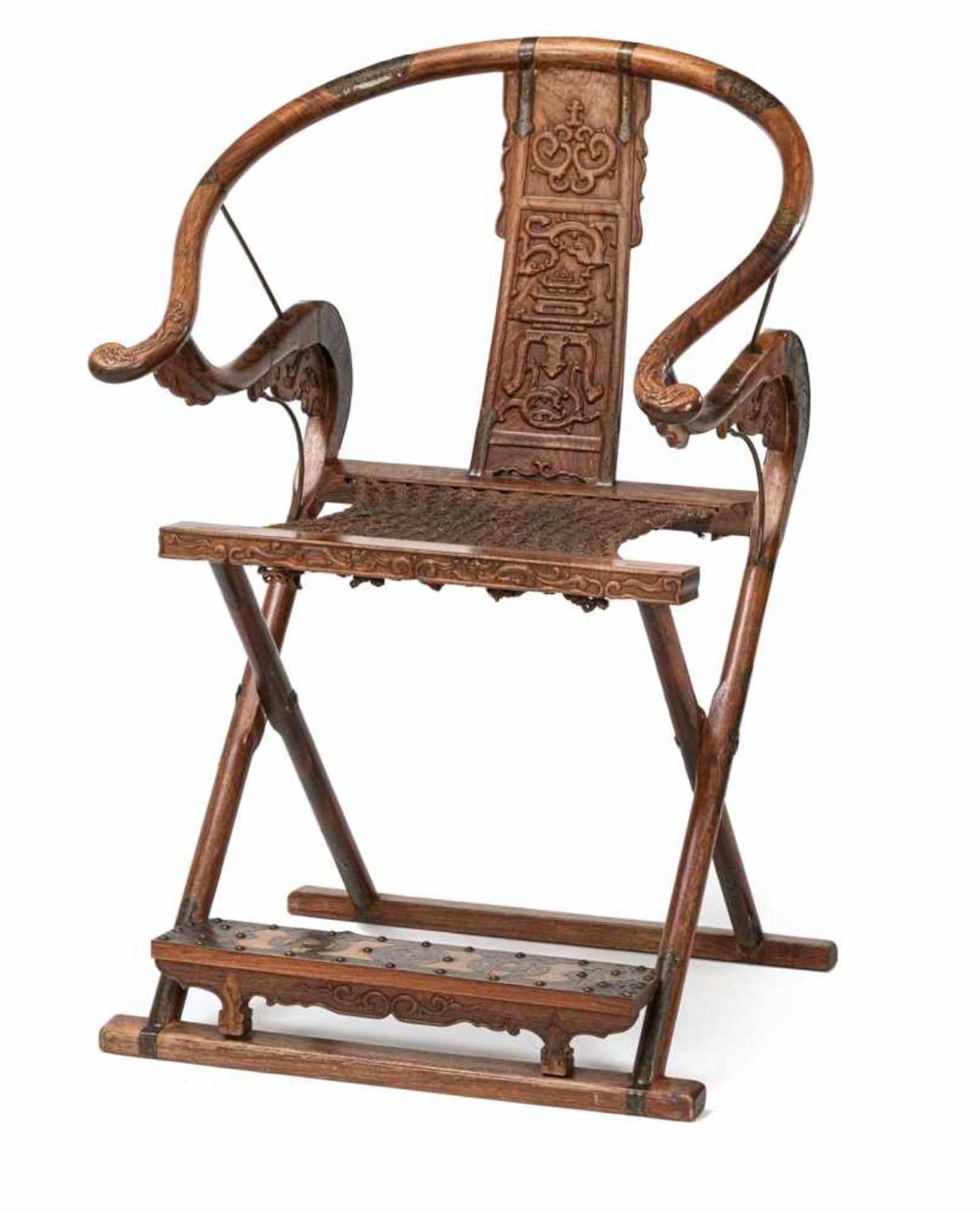 Faltstuhl aus 'Huali' mit geflochtener Sitzfläche und geschnitzten Zargen