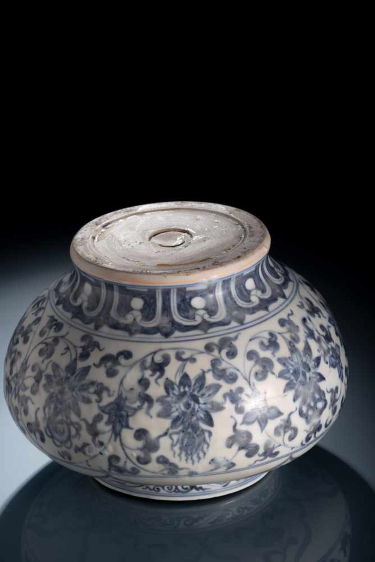 Schultertopf aus Porzellan mit unterglasurblauem Dekor von Lotos und Lingzhi neben Ranken - Image 4 of 4