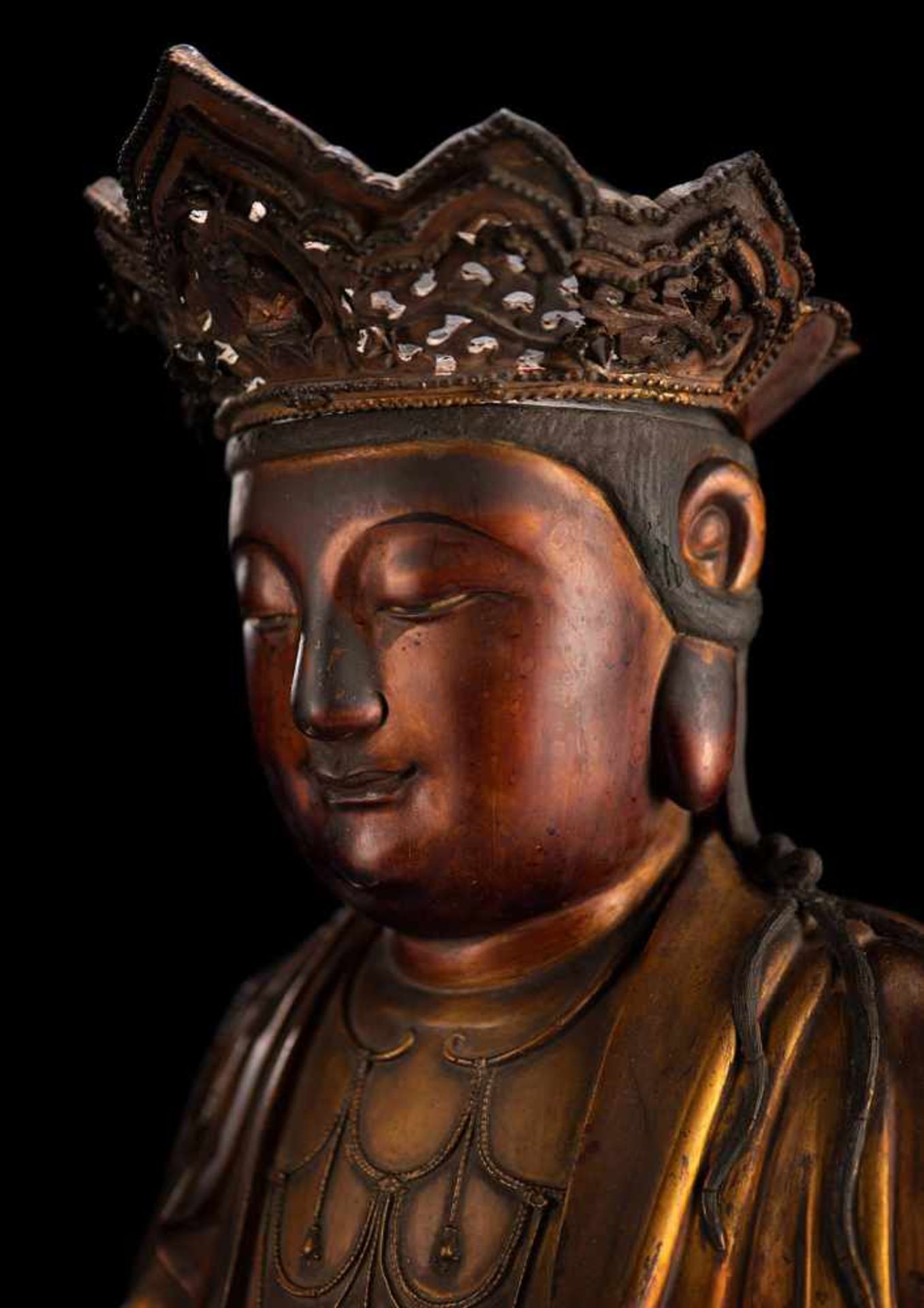 Feine Figur des Guanyin aus Trockenlack mit Krone - Bild 4 aus 12