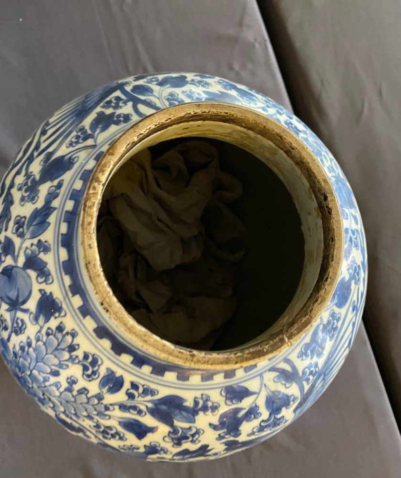 Gruppe von fünf unterglasurblau dekorierten Porzellan, Rouleau-Vase, Schultertöpfe, Schale - Image 24 of 24