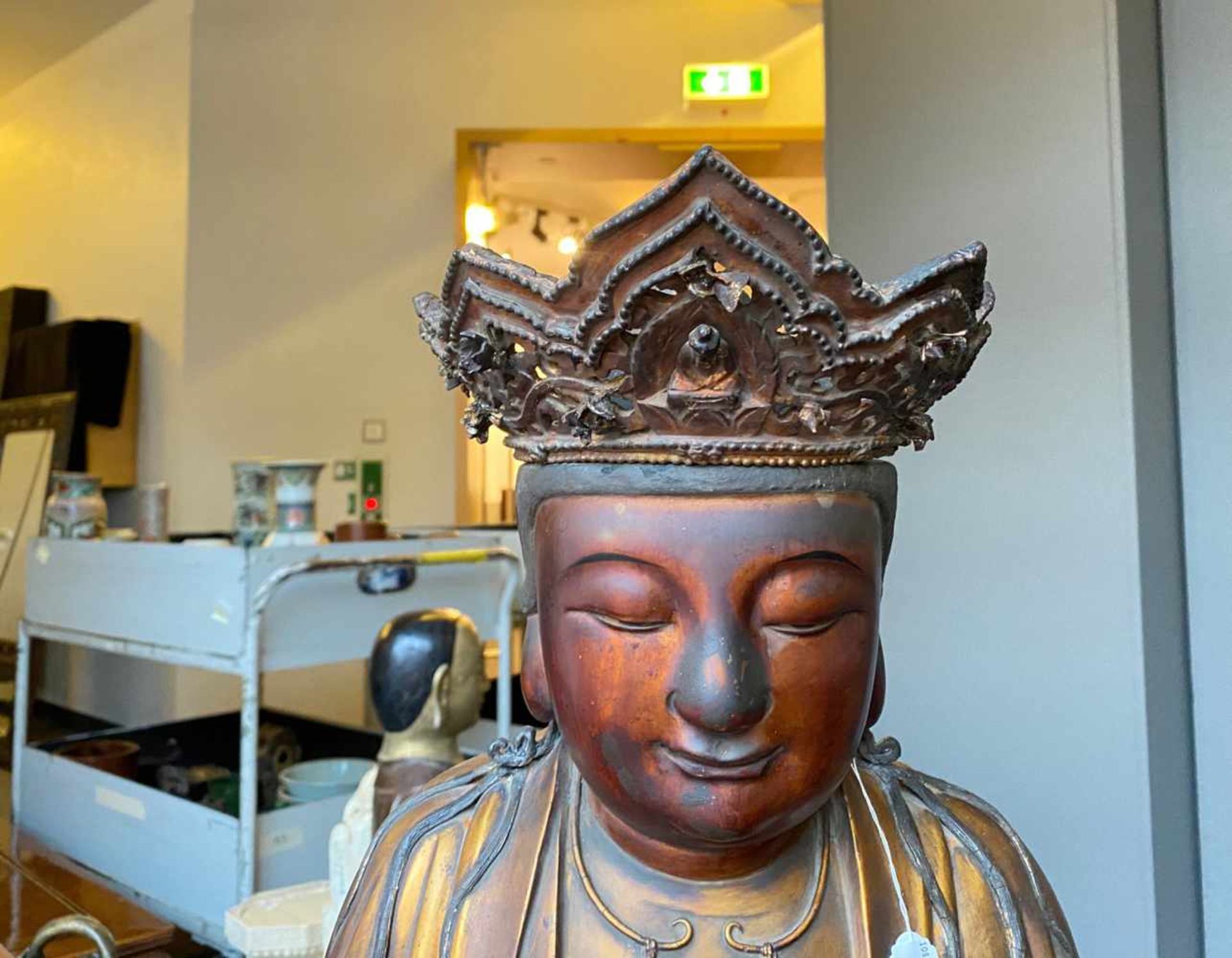 Feine Figur des Guanyin aus Trockenlack mit Krone - Bild 6 aus 12