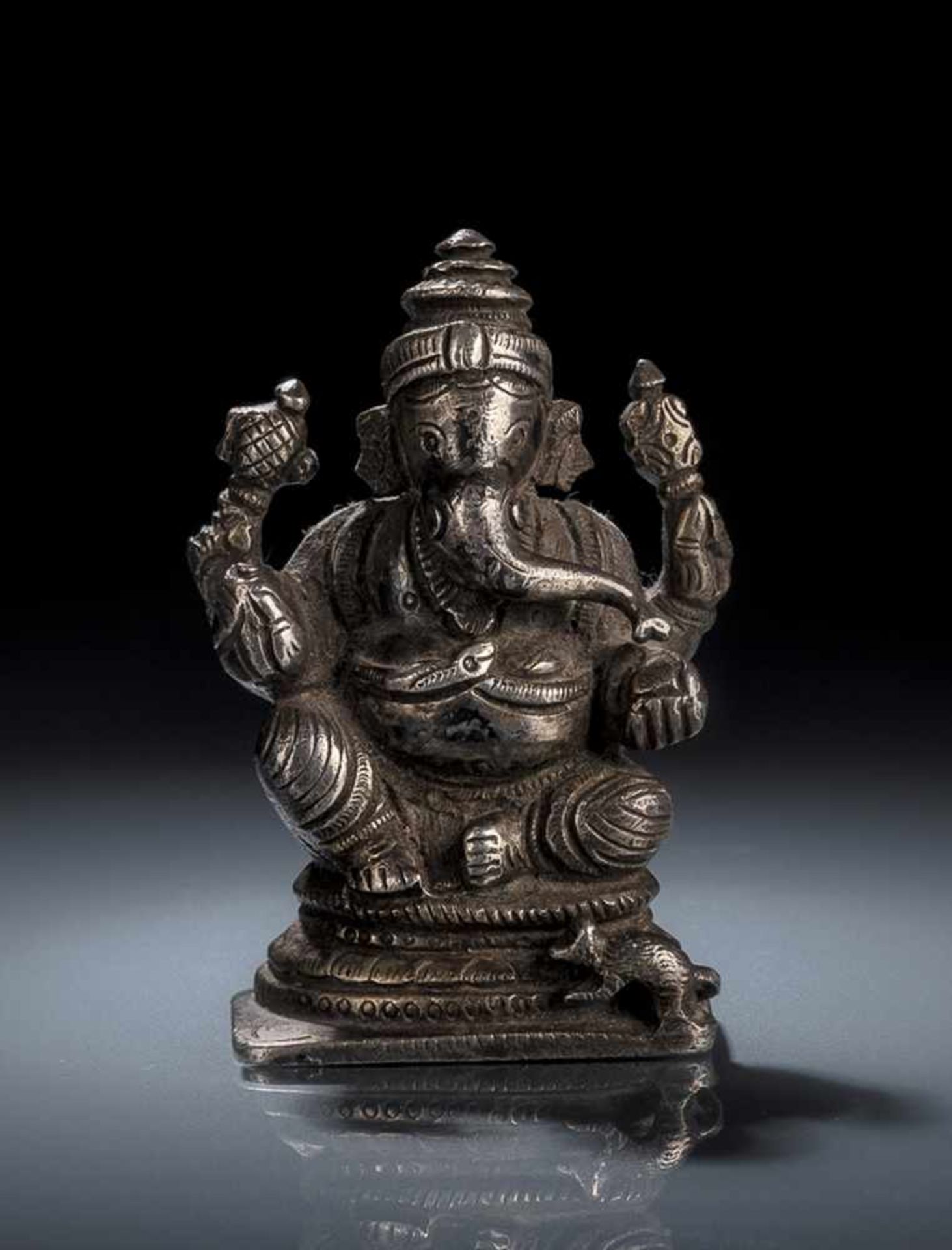 Figur des Ganesha aus Silber auf einem Lotos sitzend