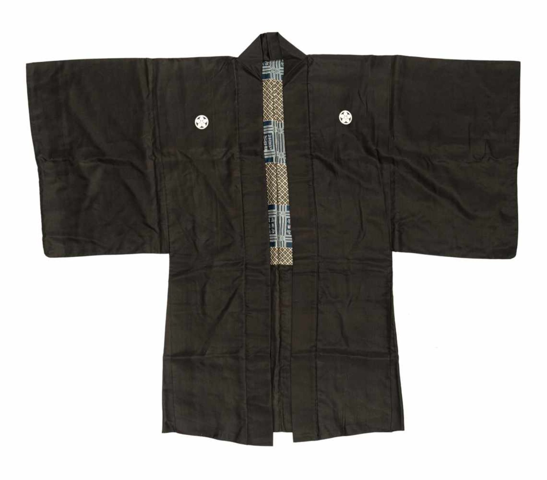 Drei Kimono mit Wappen, Schwerthülle, Hose teils in Seidenbrokat und Seide gearbeitet - Bild 2 aus 16