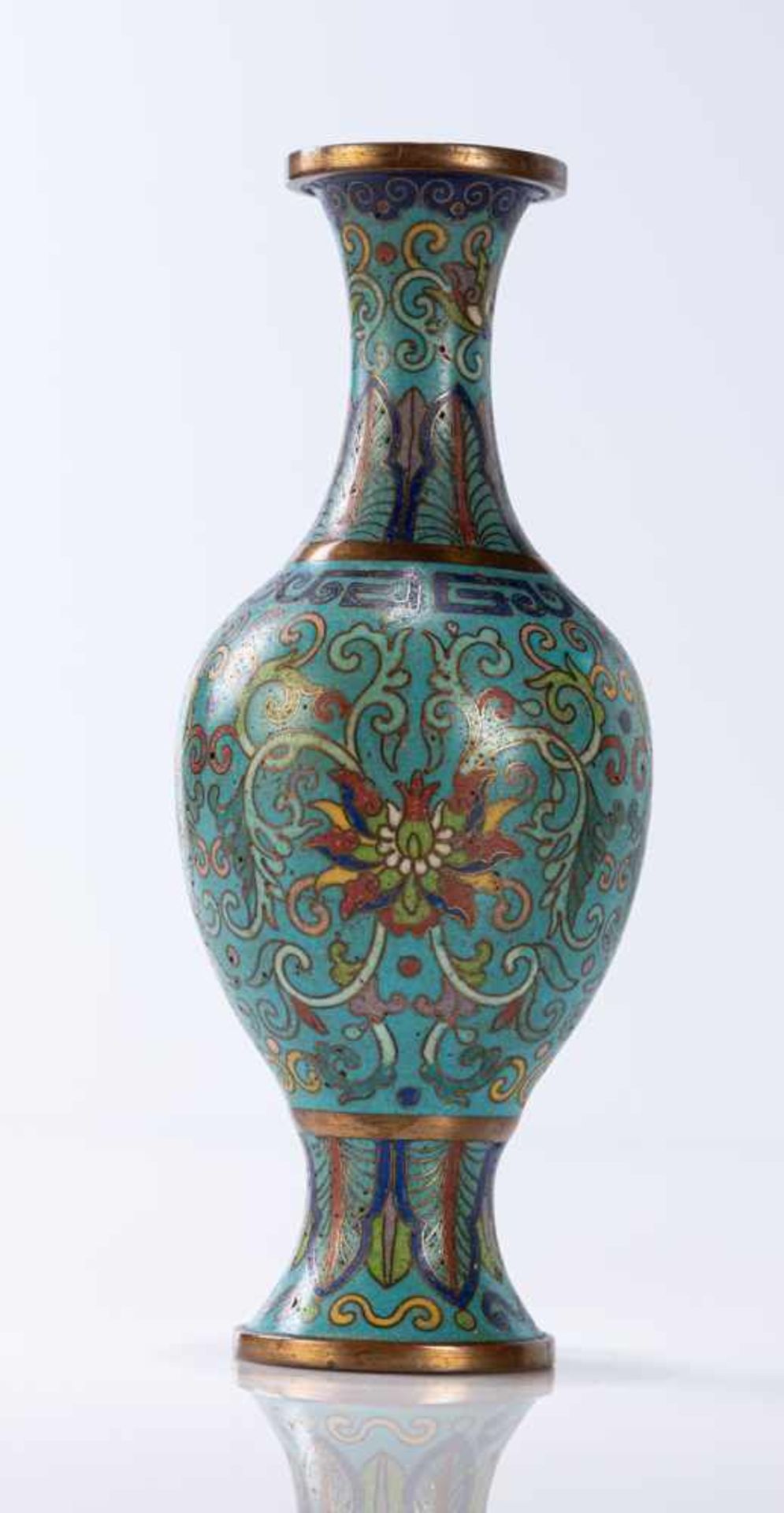 Paar Cloisonné-Vasen mit Lotosdekor, teils feuervergoldet - Image 8 of 13