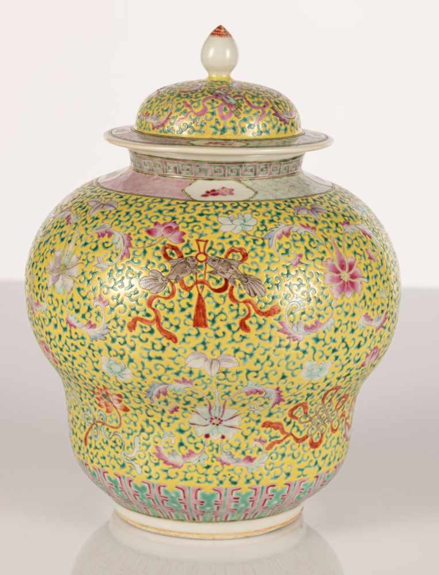 'Famille rose'-Vase und -Deckelvase - Image 7 of 10