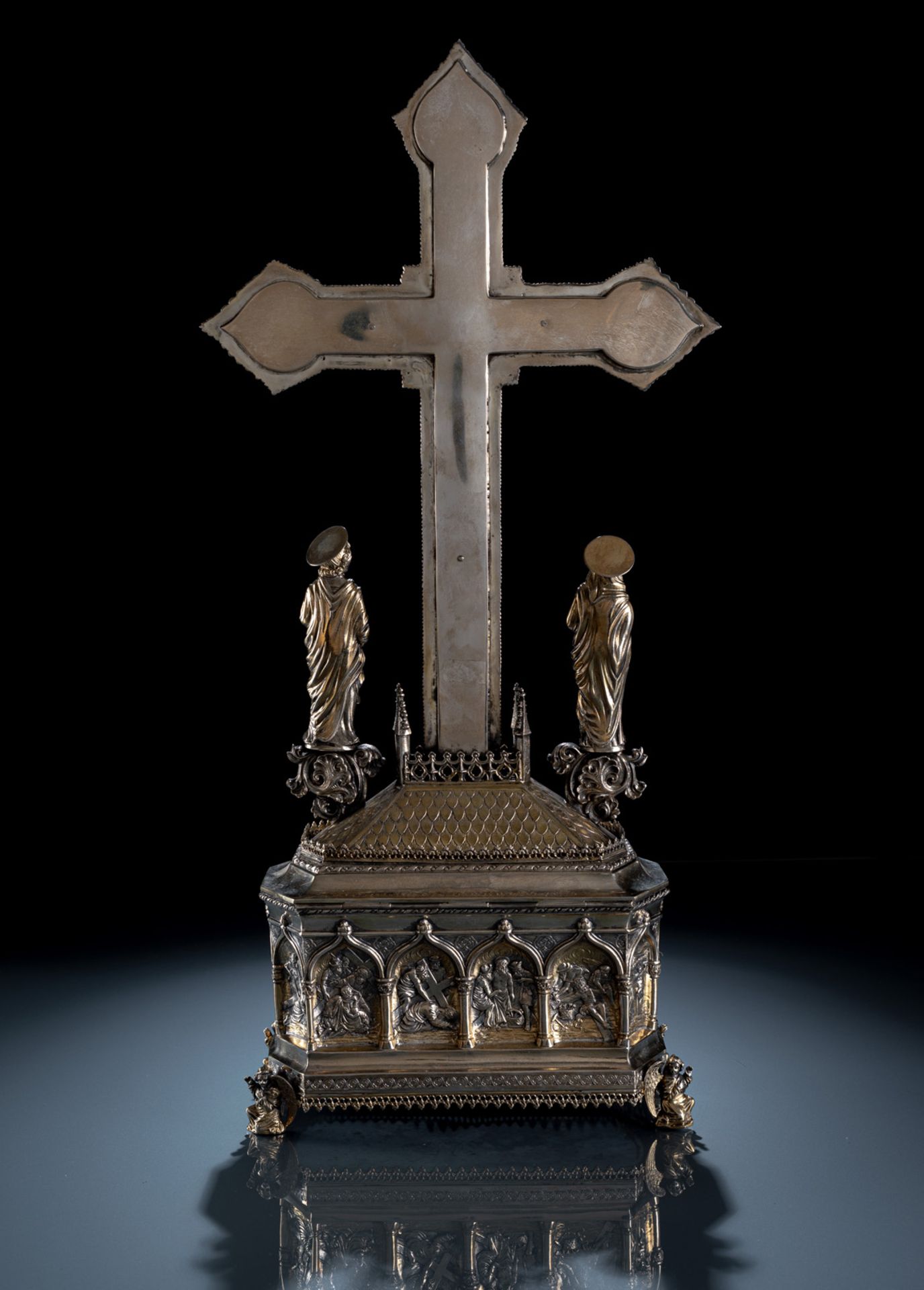 Prunkvolle Reliquienschatulle mit Kruzifix und Paar Leuchter im gotischen Stil - Bild 3 aus 4