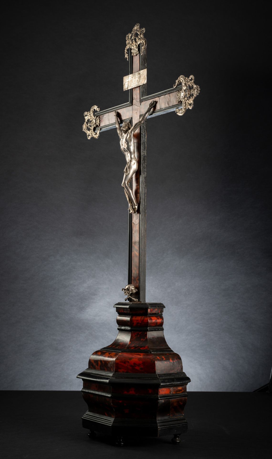 Grosses Kruzifix im Boulle-Stil mit silbernem Christuskorpus - Bild 4 aus 9