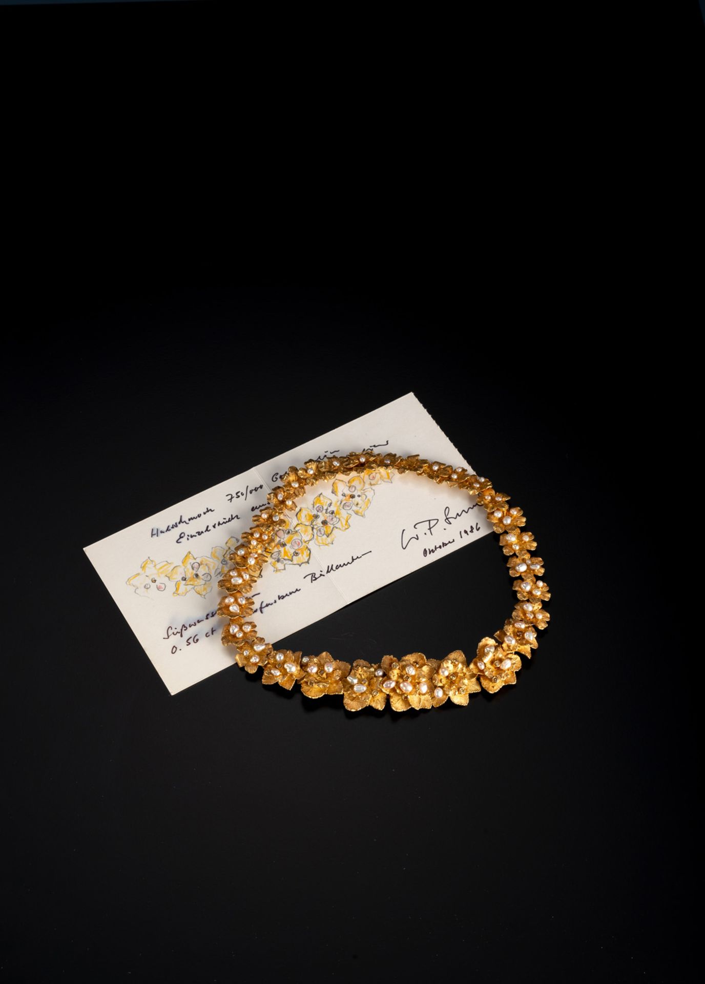 Feines Gold-Blumen-Collier