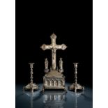 Prunkvolle Reliquienschatulle mit Kruzifix und Paar Leuchter im gotischen Stil