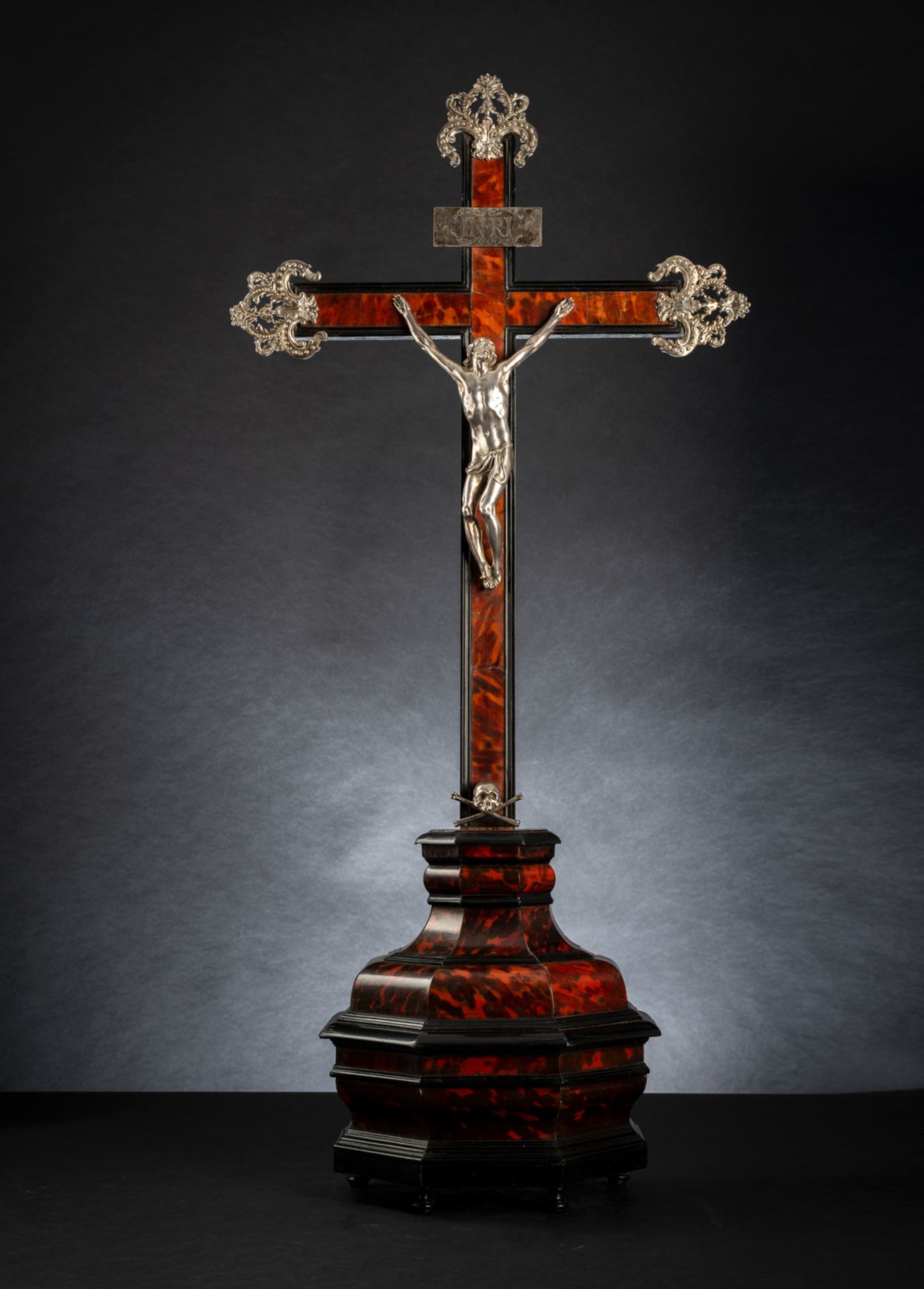 Grosses Kruzifix im Boulle-Stil mit silbernem Christuskorpus