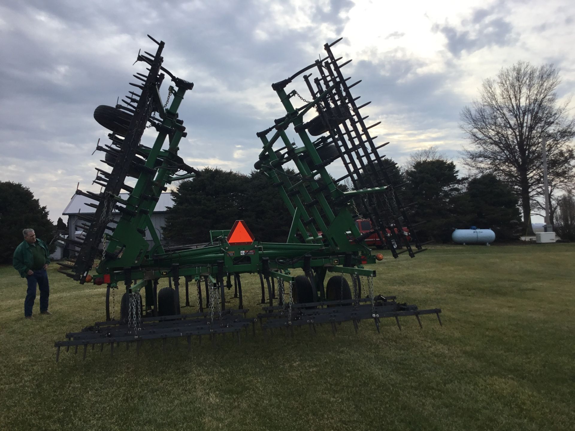 John Deere 980 Field Cultivator, 30Ft., 5 Bar Harrow, Walking Tandems, 9" Shovels, Serial # - Image 2 of 10