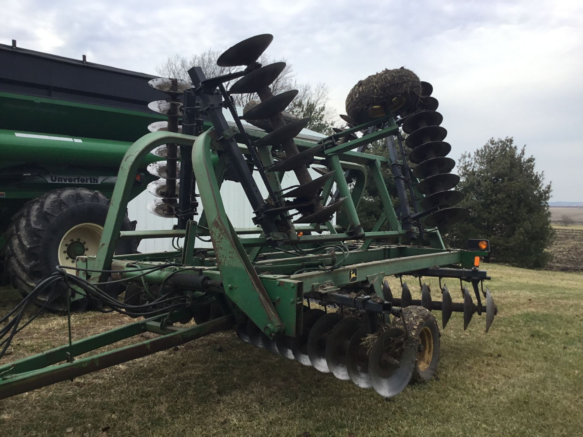 John Deere 230 Disc, Hydraulic Fold, 24 Ft., 9" Spacing,Rear Hitch & Hydraulics, Springtooth Harrow, - Image 9 of 10