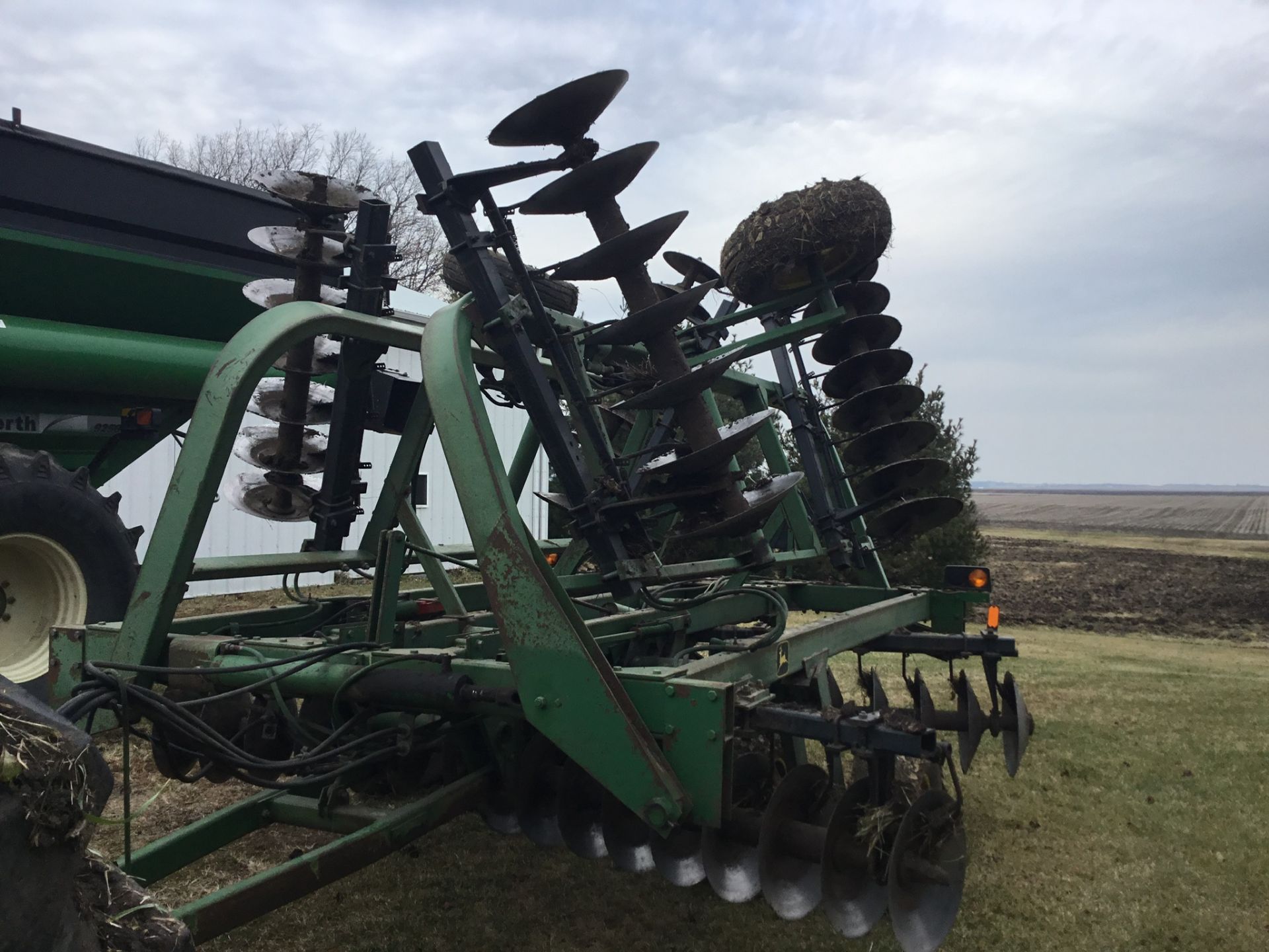 John Deere 230 Disc, Hydraulic Fold, 24 Ft., 9" Spacing,Rear Hitch & Hydraulics, Springtooth Harrow, - Image 5 of 10