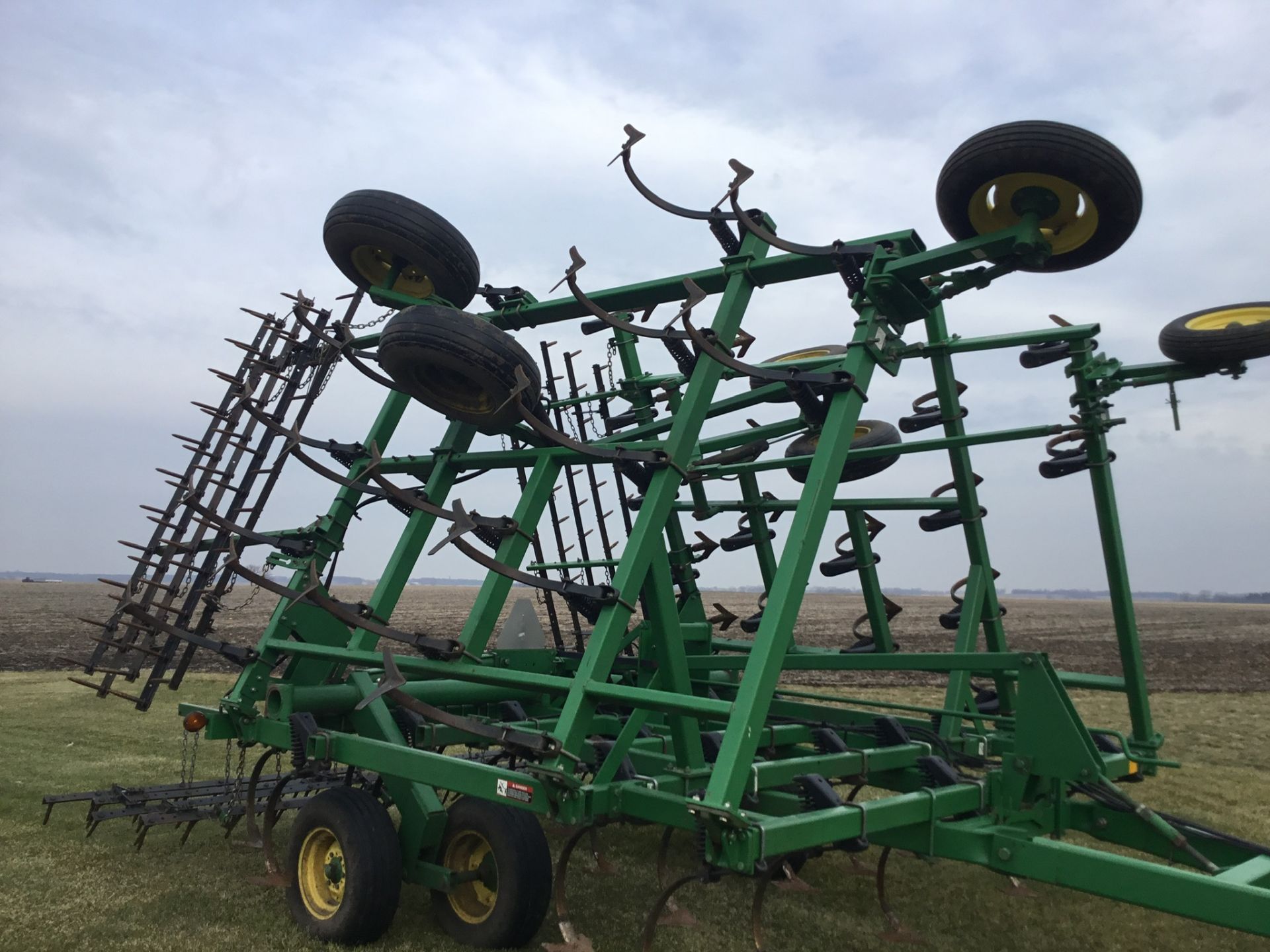 John Deere 980 Field Cultivator, 30Ft., 5 Bar Harrow, Walking Tandems, 9" Shovels, Serial #