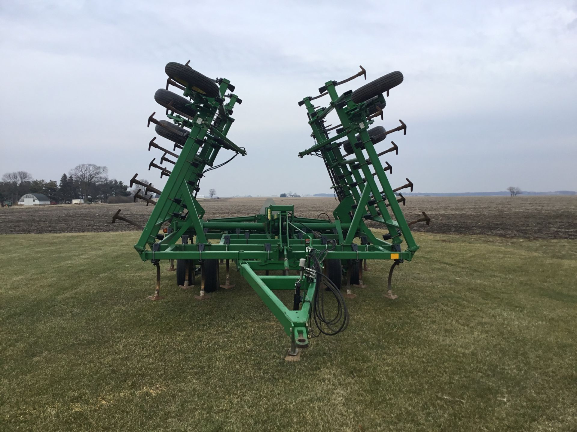 John Deere 980 Field Cultivator, 30Ft., 5 Bar Harrow, Walking Tandems, 9" Shovels, Serial # - Image 4 of 10