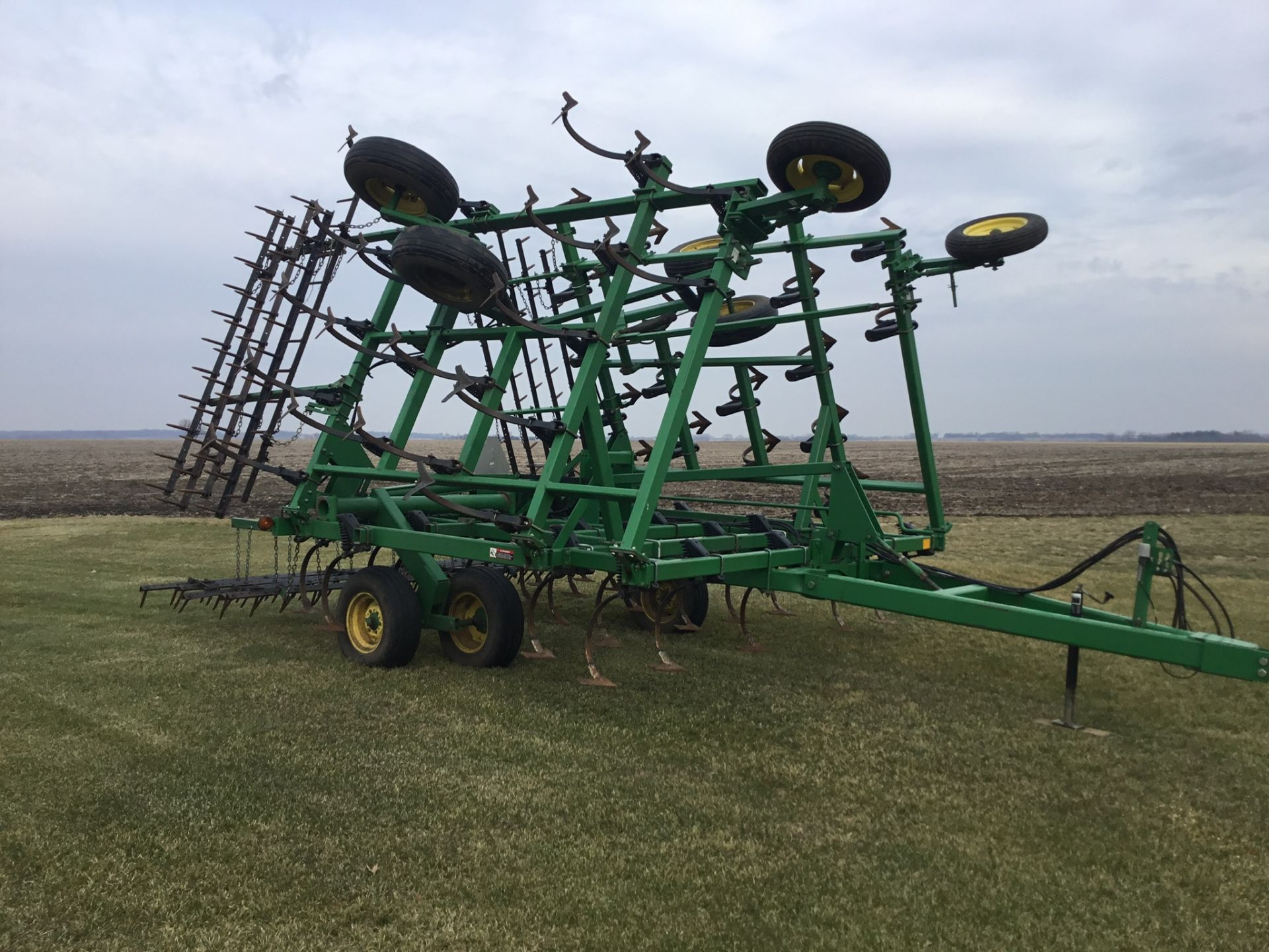 John Deere 980 Field Cultivator, 30Ft., 5 Bar Harrow, Walking Tandems, 9" Shovels, Serial # - Image 9 of 10