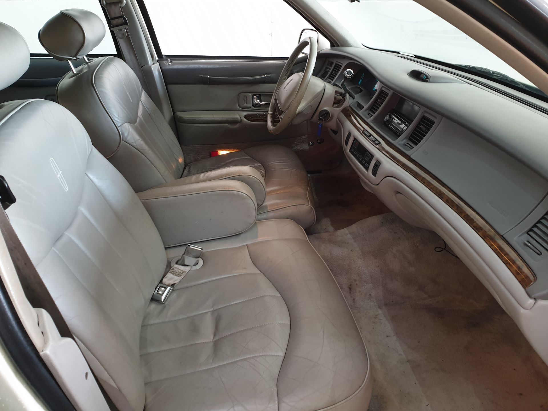 1999 Lincoln Town Car - Image 10 of 16