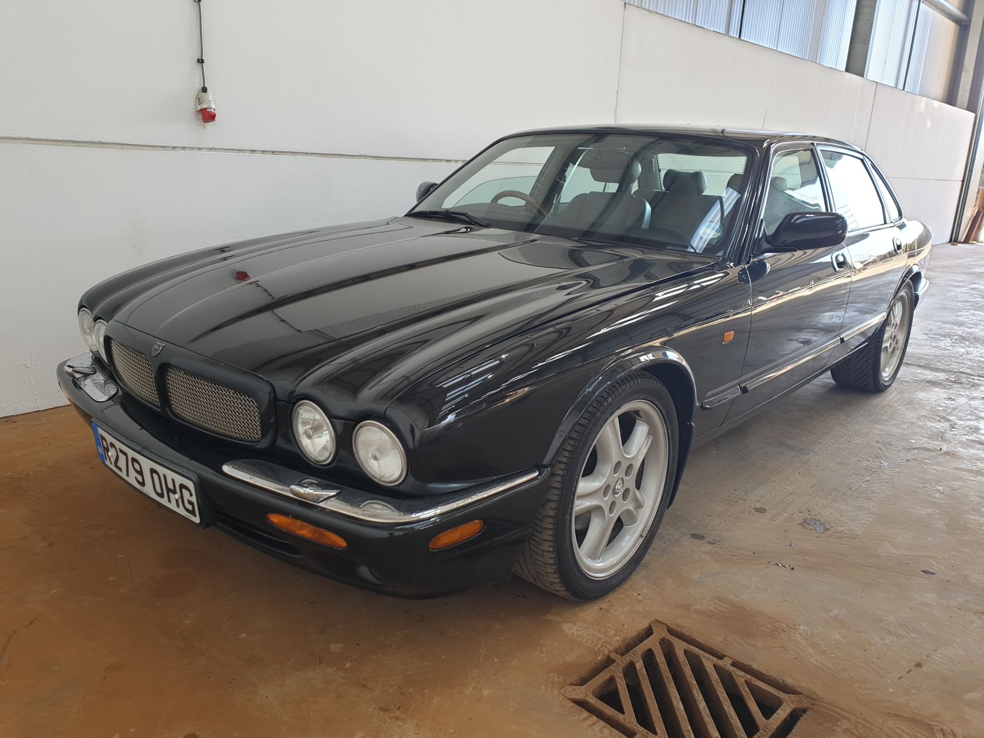 Jaguar XJR - Image 7 of 14