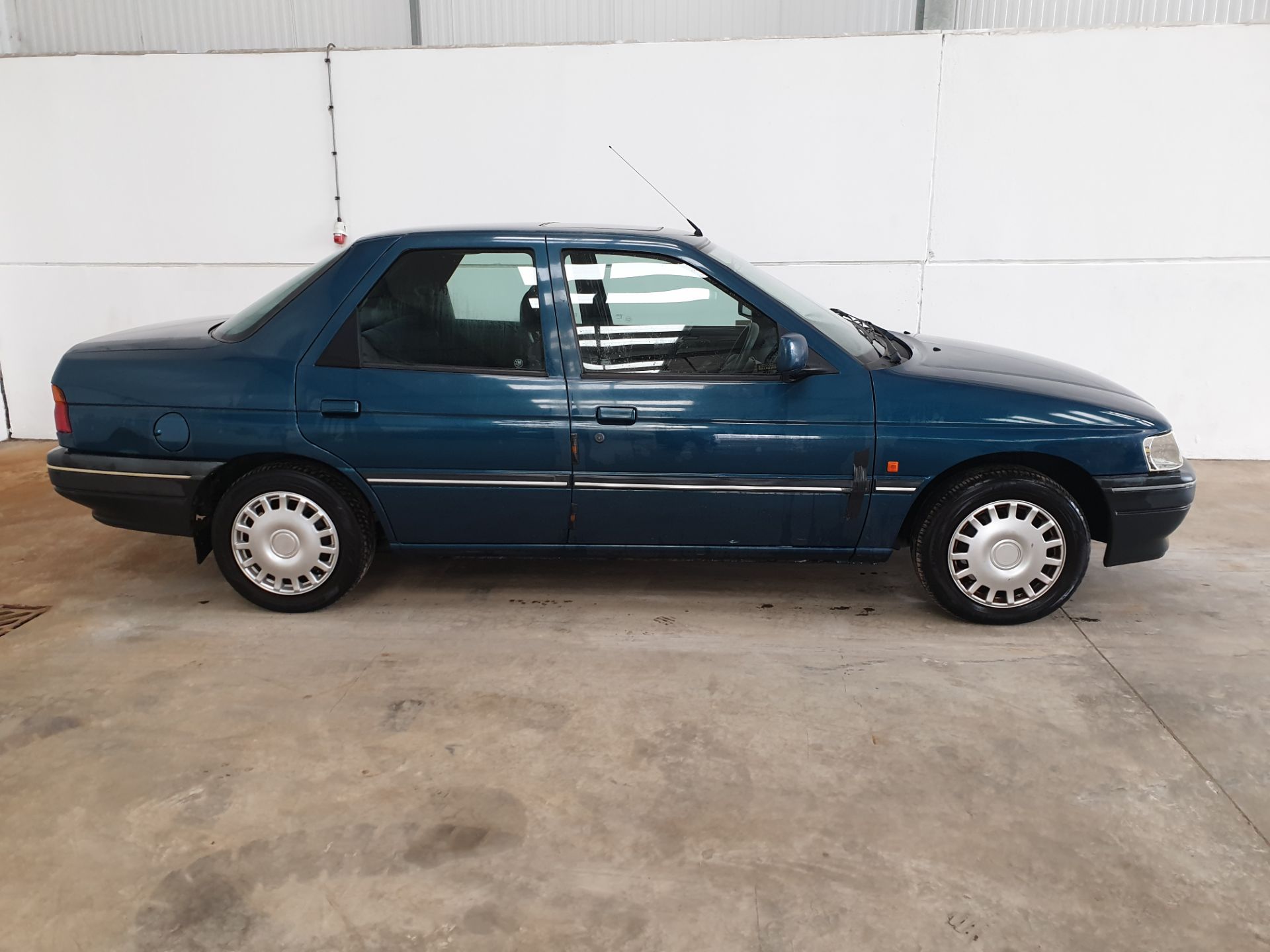 1995 / M Ford Escort LXi Saloon - Image 3 of 8