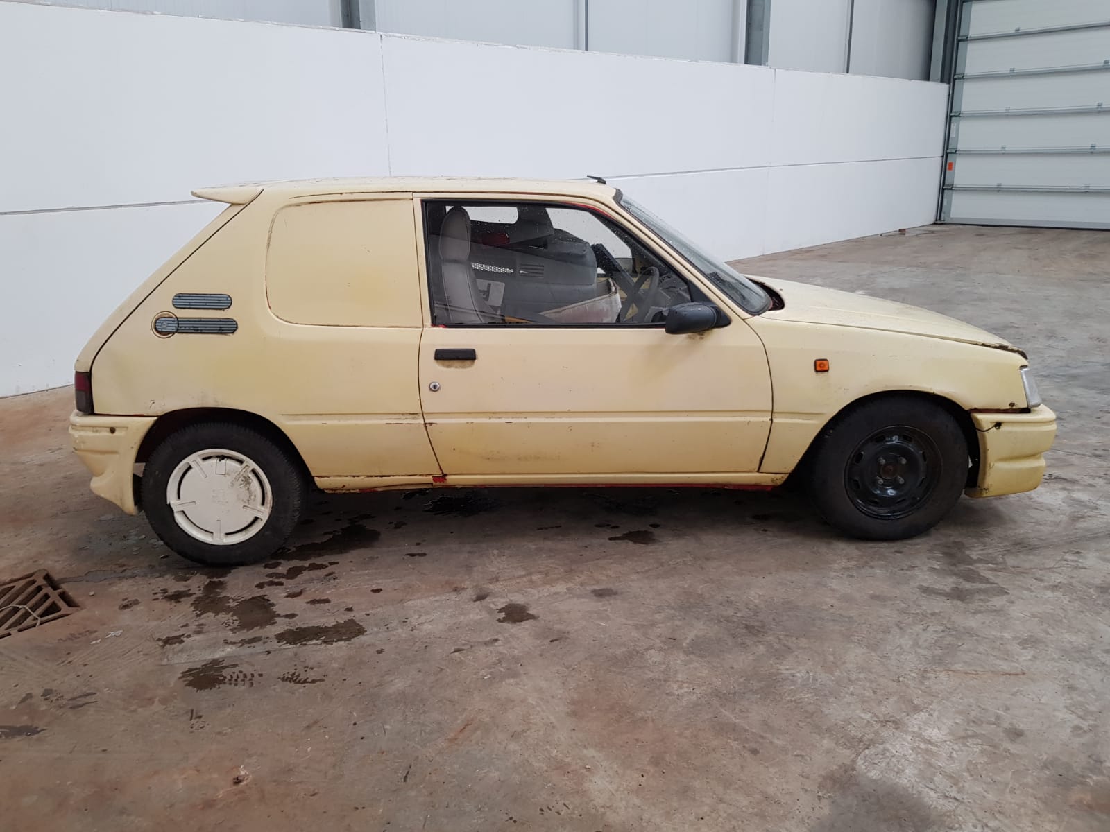 Peugeot 205 Van - Image 2 of 10