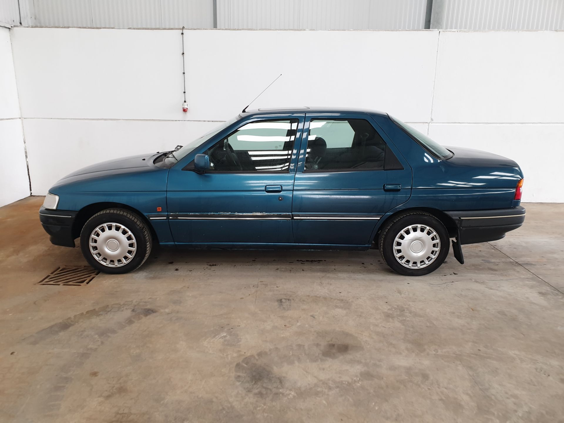 1995 / M Ford Escort LXi Saloon - Image 7 of 8