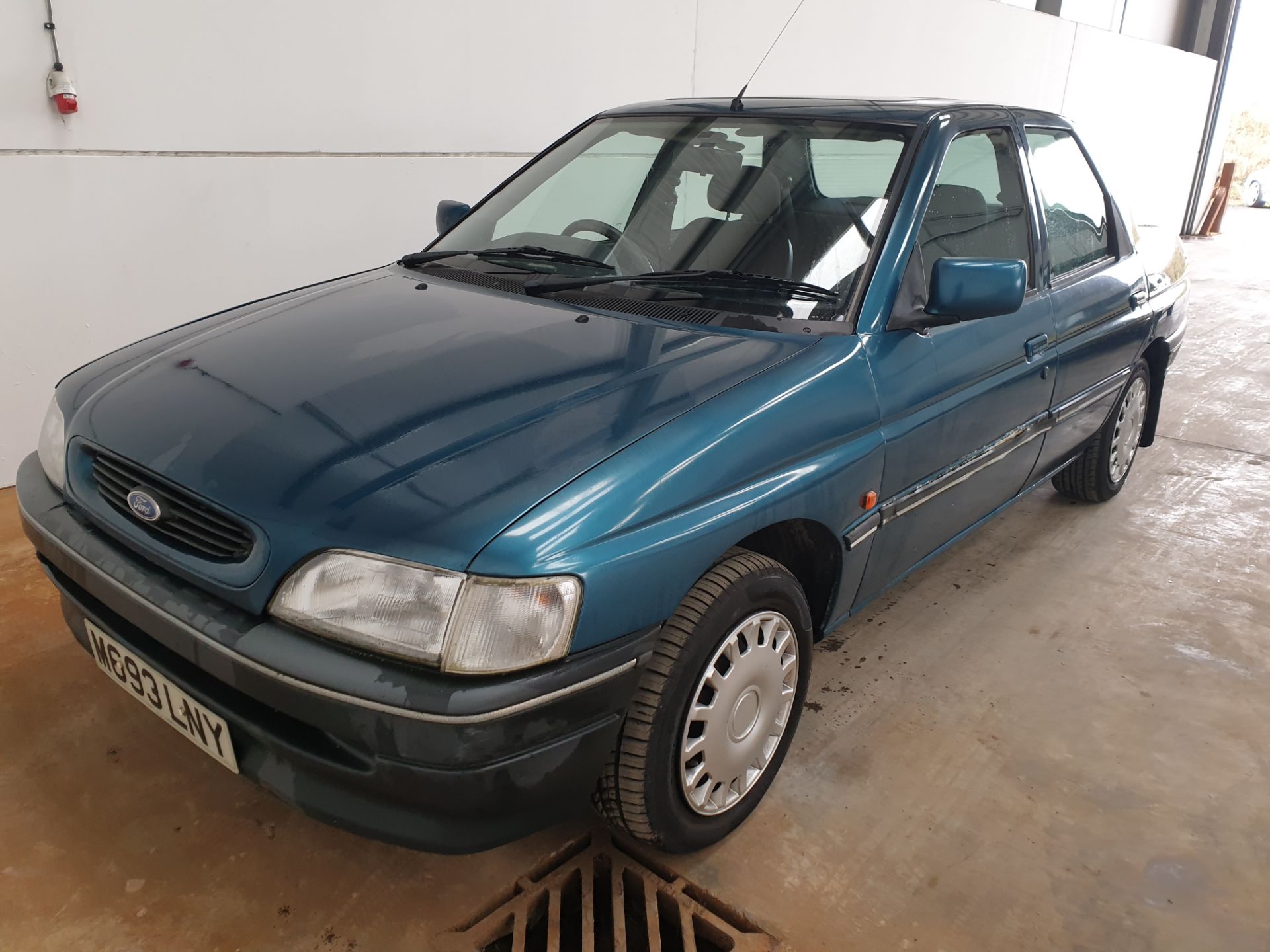 1995 / M Ford Escort LXi Saloon - Image 8 of 8