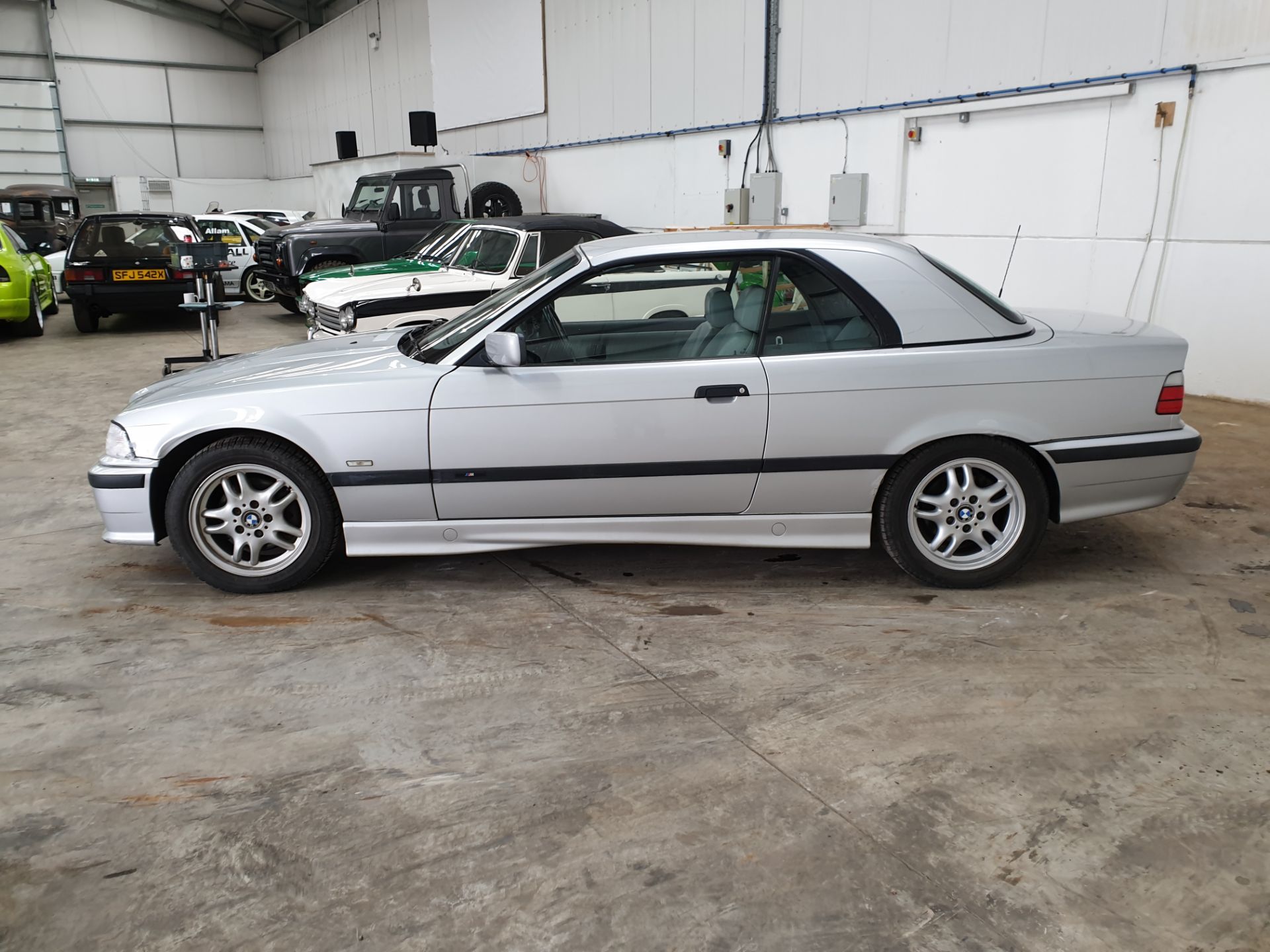 BMW 323 Convertible - Image 6 of 13