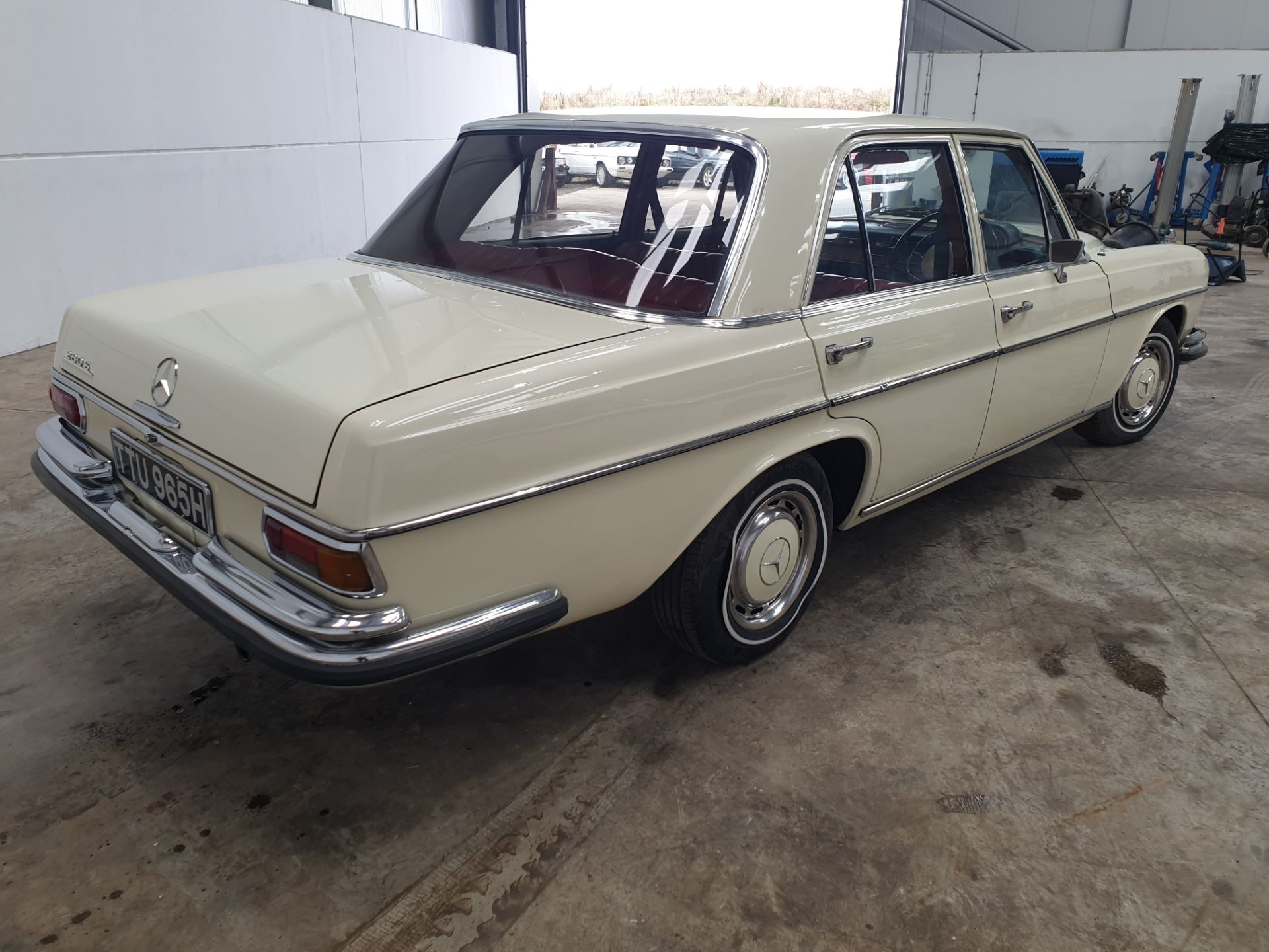 1970 Mercedes 280S - Image 3 of 17