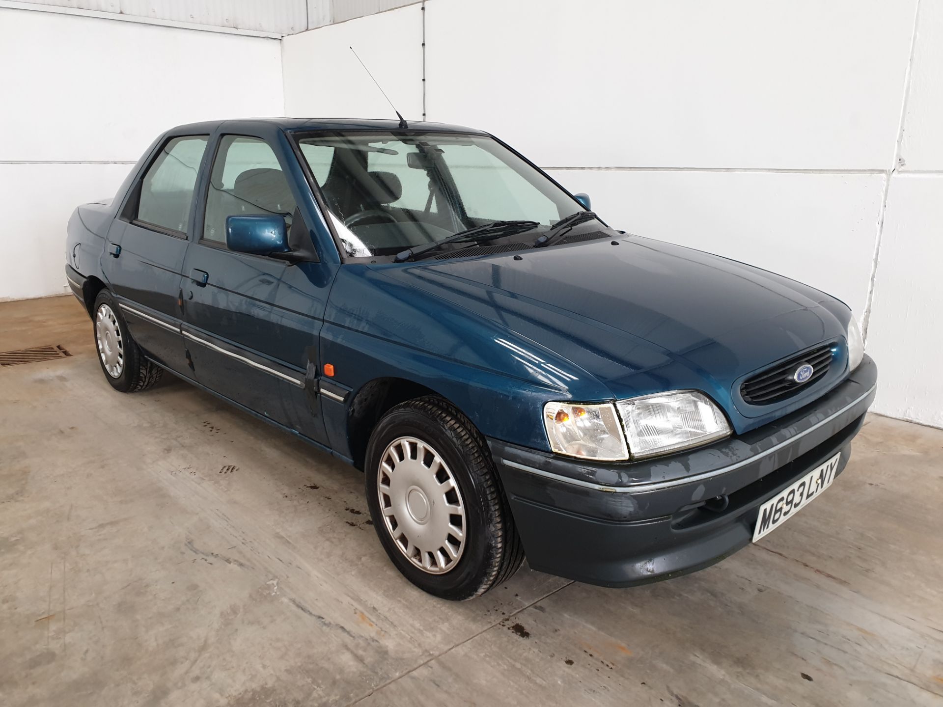 1995 / M Ford Escort LXi Saloon