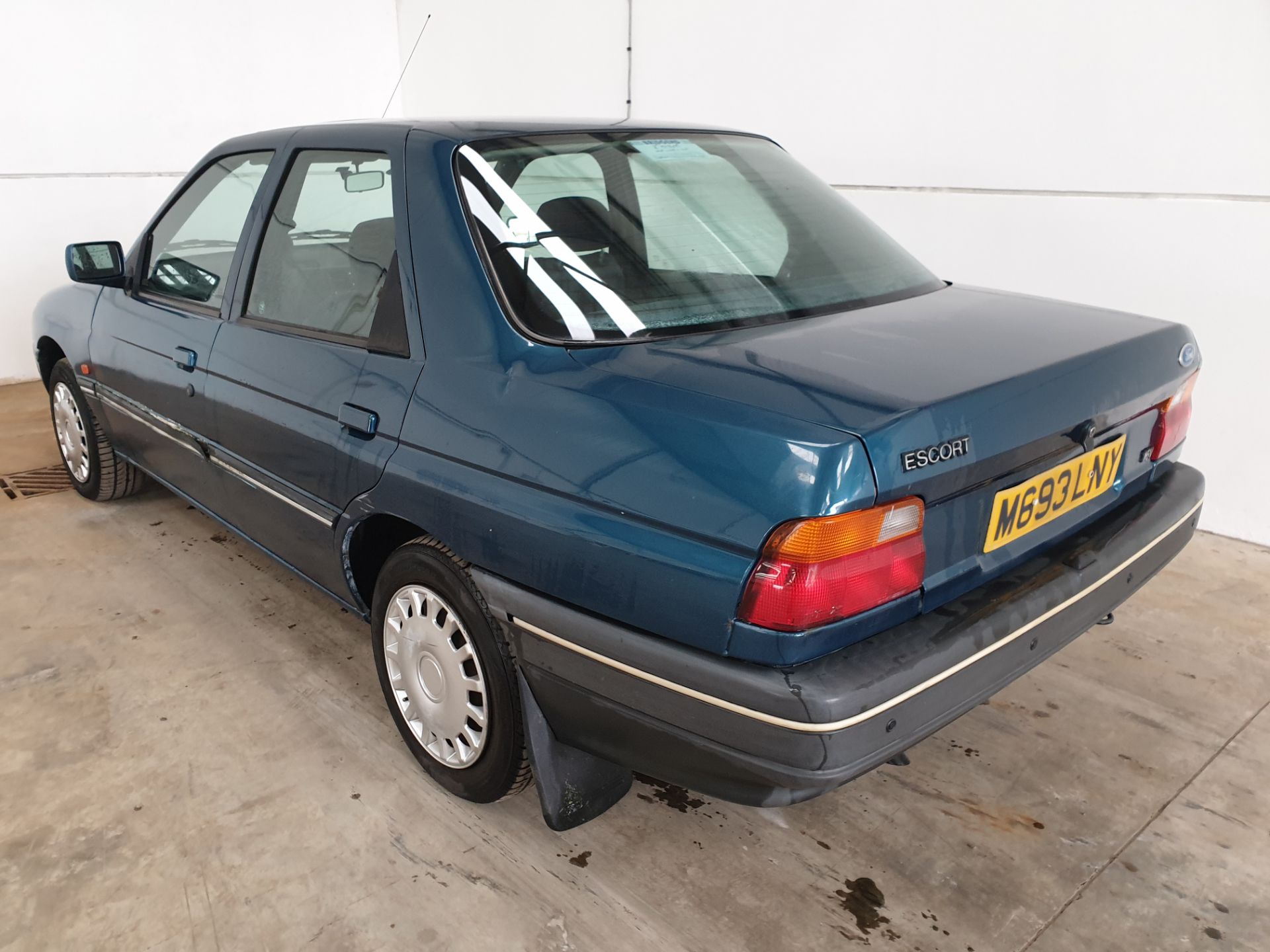 1995 / M Ford Escort LXi Saloon - Image 6 of 8