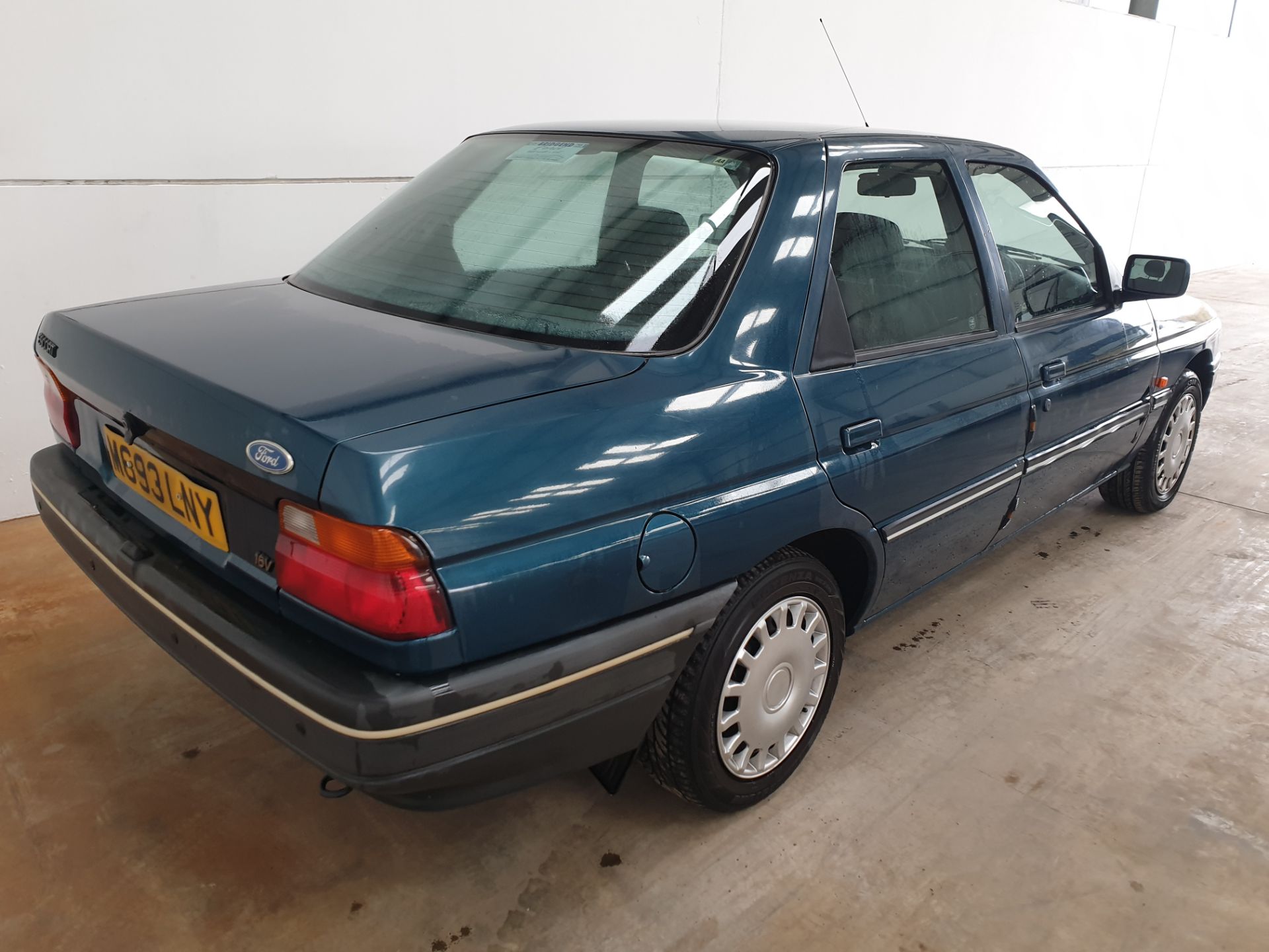 1995 / M Ford Escort LXi Saloon - Image 4 of 8